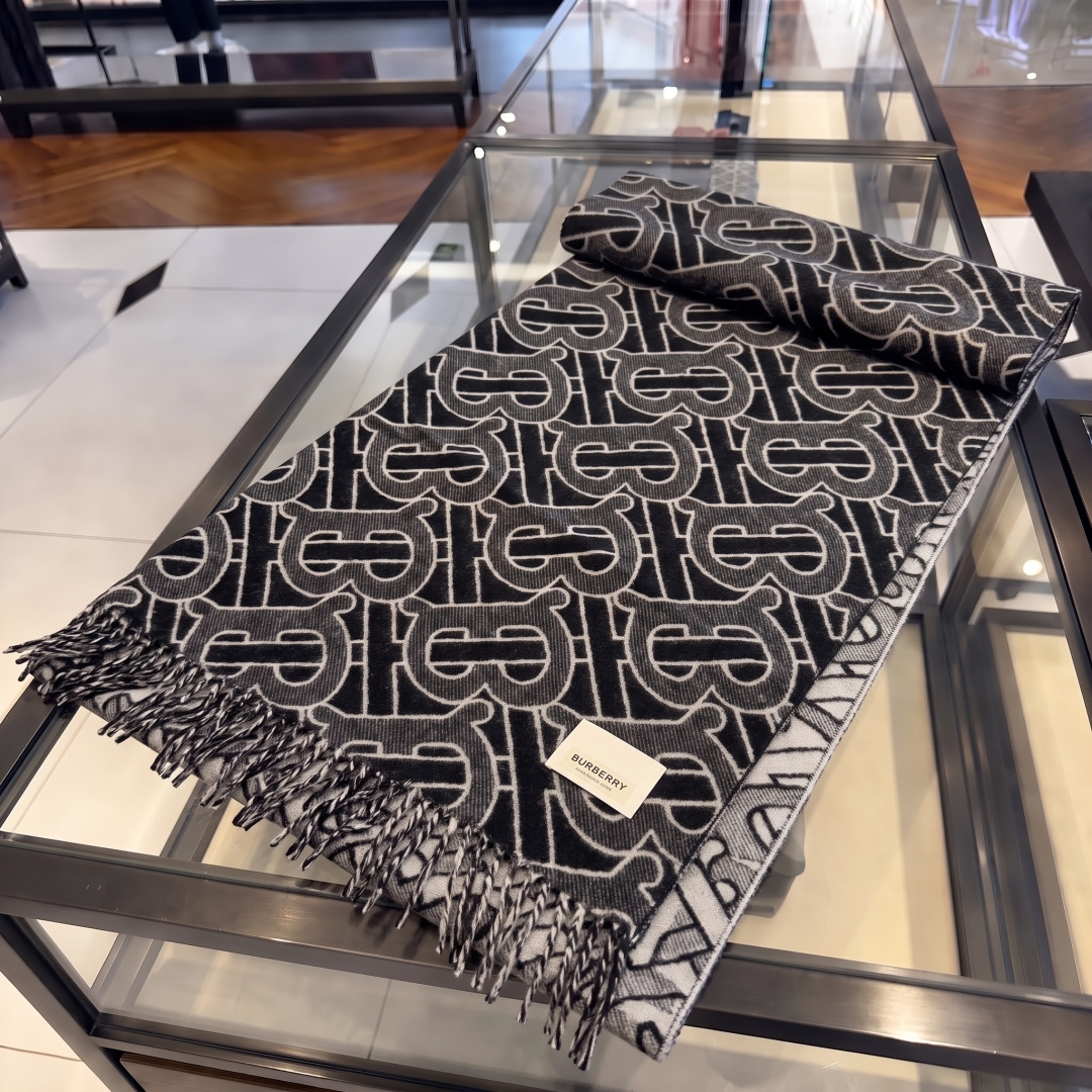 Burberry重磅极品‼️超级流弊。品质绝了，‼️有正品的尽管拉出来PK一下😝绝逼重磅款，一万个推荐👍限量版~和专柜一