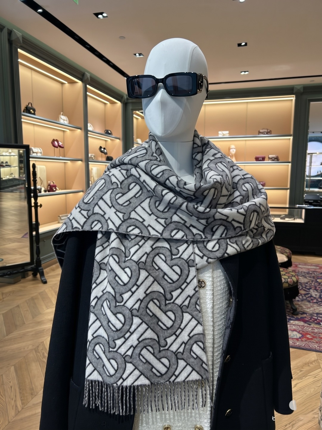 Burberry重磅极品‼️超级流弊。品质绝了，‼️有正品的尽管拉出来PK一下😝绝逼重磅款，一万个推荐👍限量版~和专柜一