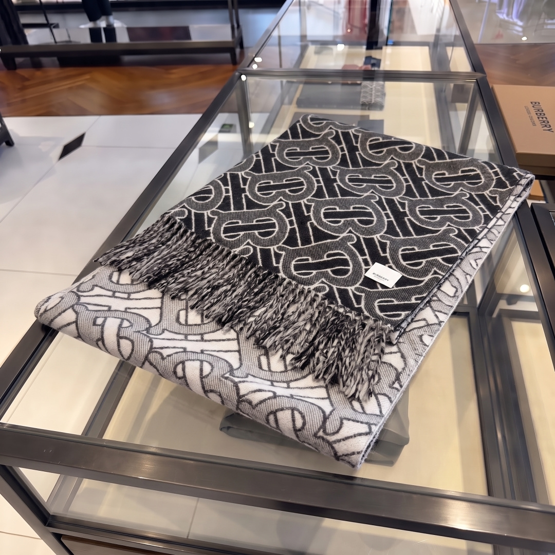 Burberry重磅极品‼️超级流弊。品质绝了，‼️有正品的尽管拉出来PK一下😝绝逼重磅款，一万个推荐👍限量版~和专柜一