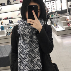 Burberry重磅极品‼️超级流弊。品质绝了,‼️有正品的尽管拉出来PK一下😝绝逼重磅款,一万个推荐👍限量版~和专柜一 Burberry重磅极品‼️超级流弊。品质绝了,‼️有正品的尽管拉出来PK一下😝绝逼重磅款,一万个推荐👍限量版~和专柜一
