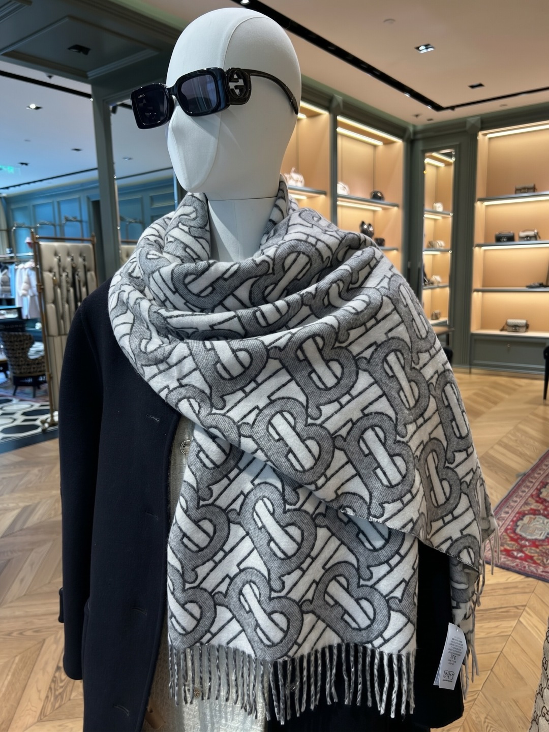 Burberry重磅极品‼️超级流弊。品质绝了，‼️有正品的尽管拉出来PK一下😝绝逼重磅款，一万个推荐👍限量版~和专柜一