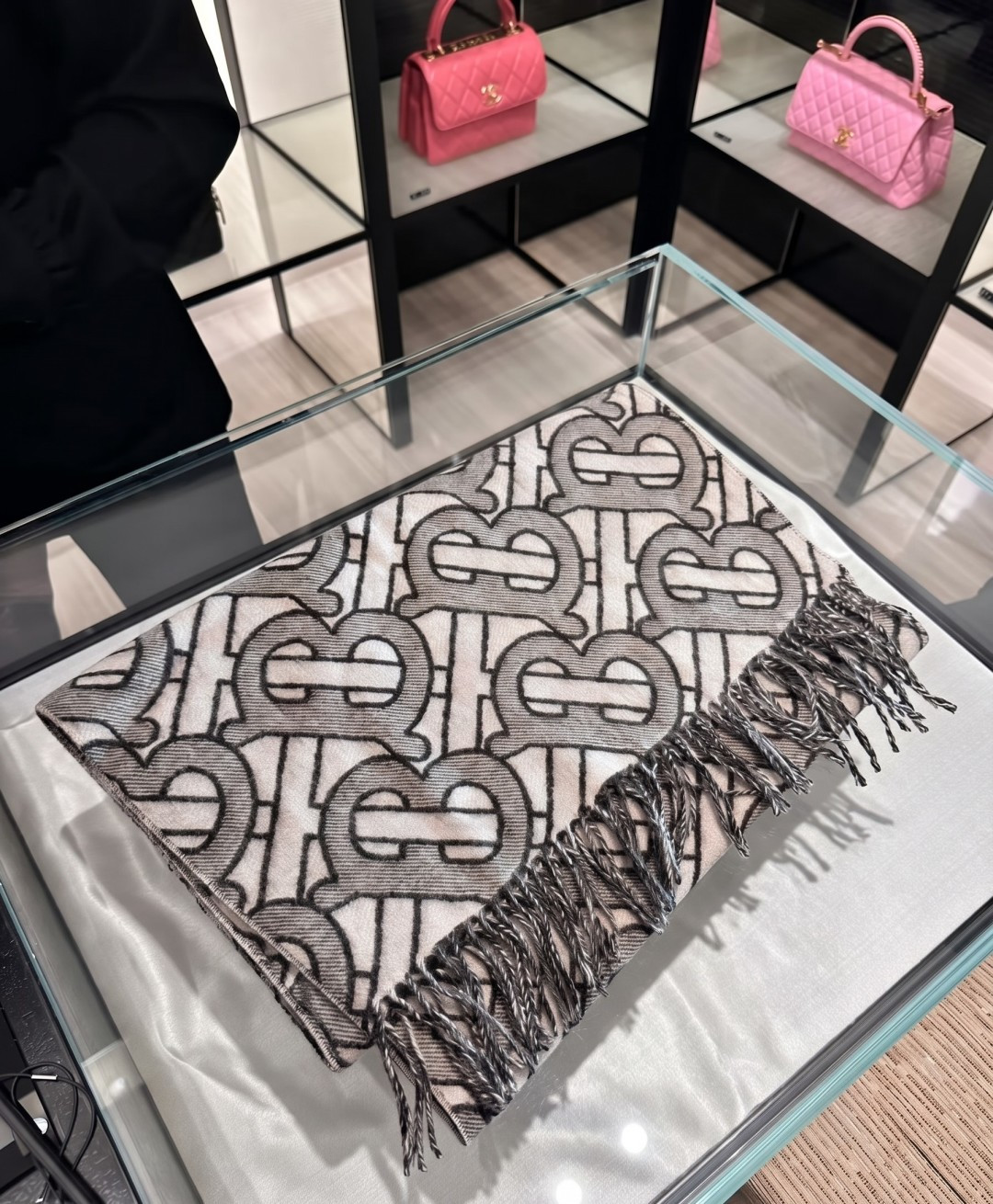 Burberry重磅极品‼️超级流弊。品质绝了，‼️有正品的尽管拉出来PK一下😝绝逼重磅款，一万个推荐👍限量版~和专柜一