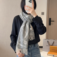 上新上新爱马仕男女款围巾且买且珍惜😍~都是出口订单所以比较难遇❤️东西讲究少而精😍好看的一定要收😎这款H家女士围巾,款式 上新上新爱马仕男女款围巾且买且珍惜😍~都是出口订单所以比较难遇❤️东西讲究少而精😍好看的一定要收😎这款H家女士围巾,款式