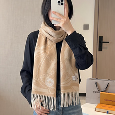 上新上新爱马仕男女款围巾且买且珍惜😍~都是出口订单所以比较难遇❤️东西讲究少而精😍好看的一定要收😎这款H家女士围巾,款式 上新上新爱马仕男女款围巾且买且珍惜😍~都是出口订单所以比较难遇❤️东西讲究少而精😍好看的一定要收😎这款H家女士围巾,款式