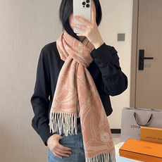上新上新爱马仕男女款围巾且买且珍惜😍~都是出口订单所以比较难遇❤️东西讲究少而精😍好看的一定要收😎这款H家女士围巾,款式 上新上新爱马仕男女款围巾且买且珍惜😍~都是出口订单所以比较难遇❤️东西讲究少而精😍好看的一定要收😎这款H家女士围巾,款式