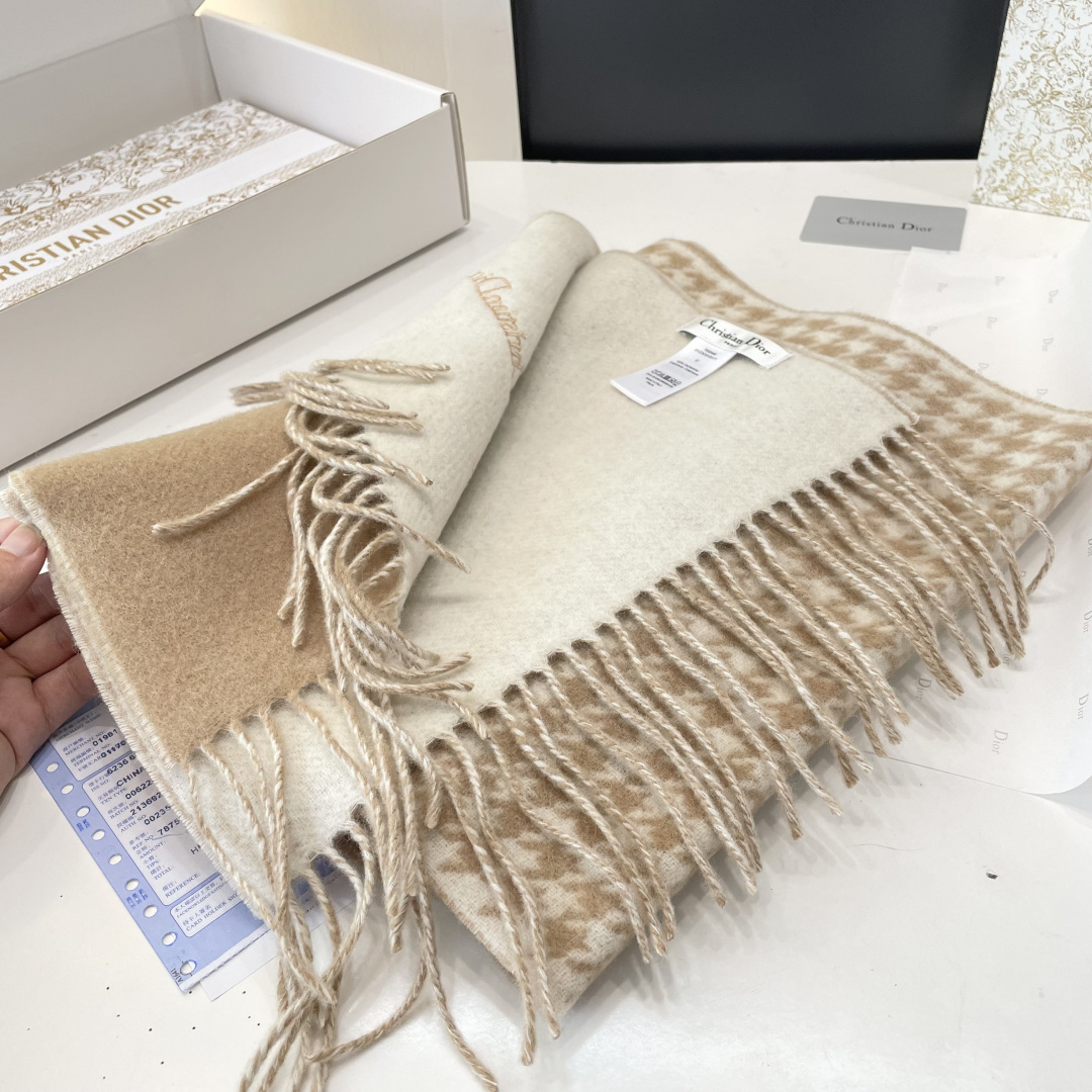 viP推荐👍Dior 迪奥专柜最新款‼️🔥爆款哦  😘💍实物真心美 🎀千鸟格双面围巾💓💃🏻无论设计都是非常到位☀️细节都