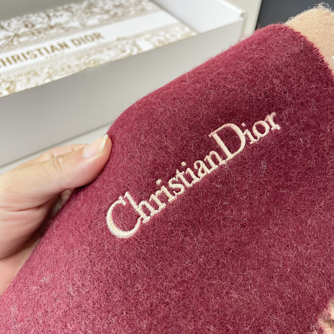 viP推荐👍Dior 迪奥专柜最新款‼️🔥爆款哦  😘💍实物真心美 🎀千鸟格双面围巾💓💃🏻无论设计都是非常到位☀️细节都