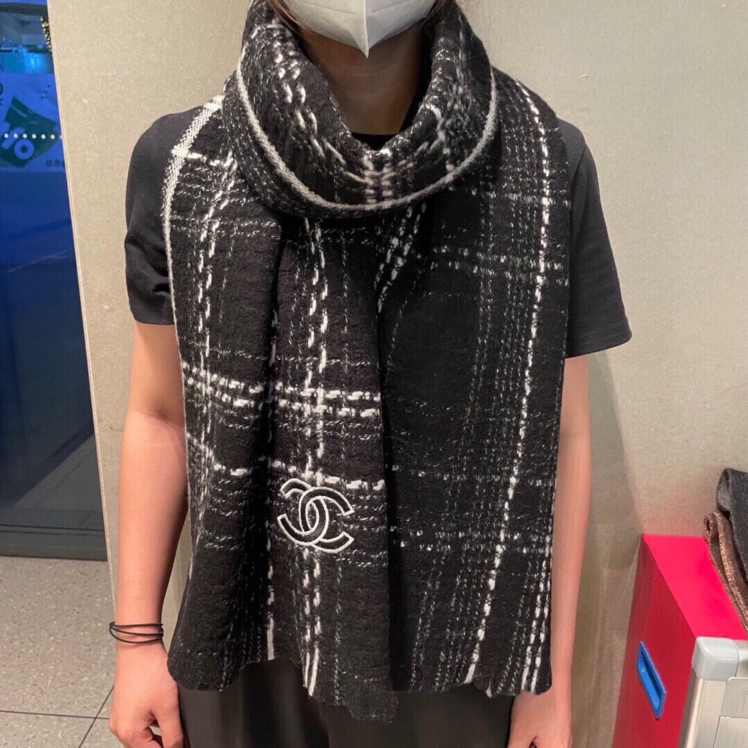 香奈儿新款格纹围巾披肩，银线拼接时尚奢华品质上乘✨送人自用绝对高大上♨独家实物拍摄❗️所见所得，颜色超正‼顶级好货不等人