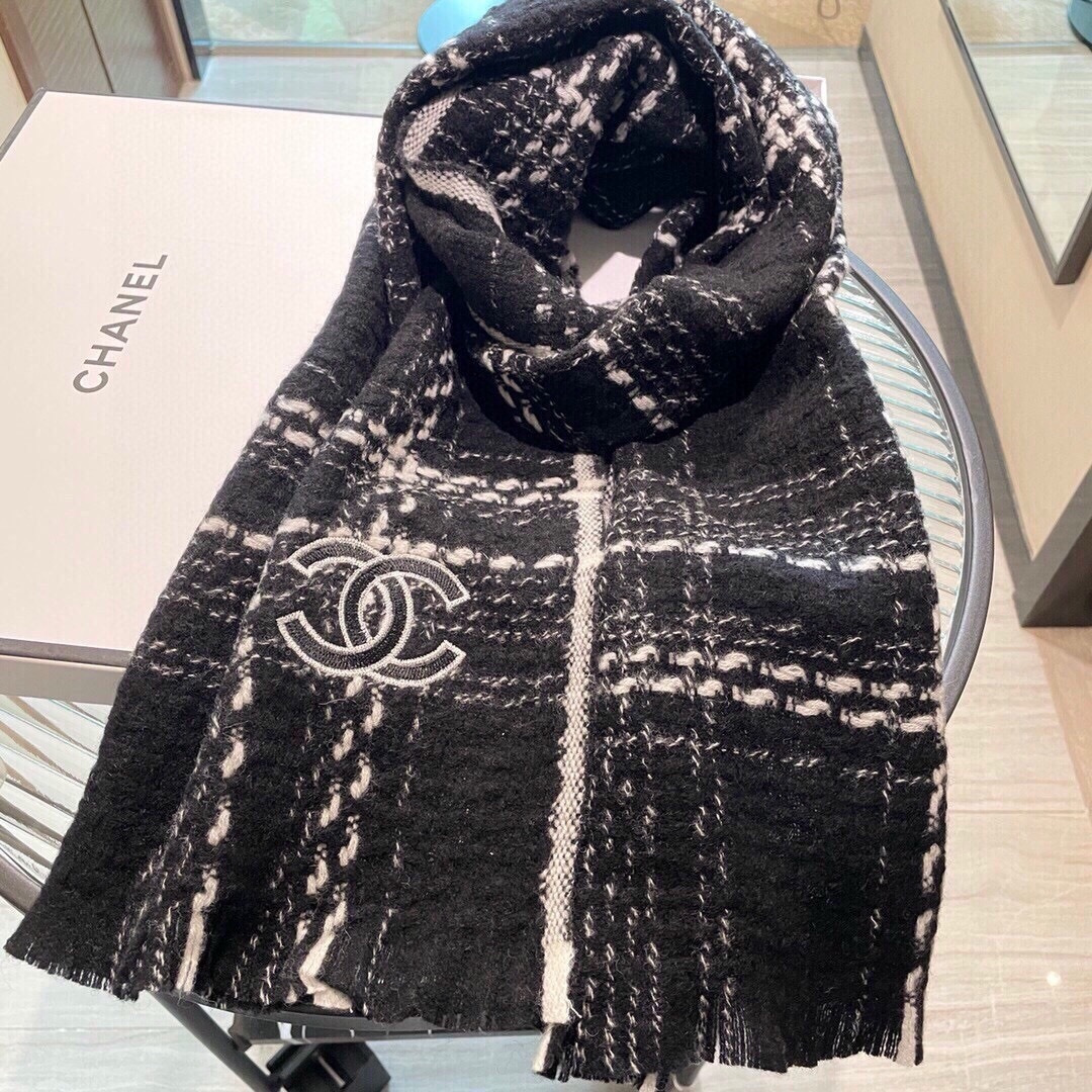 香奈儿新款格纹围巾披肩，银线拼接时尚奢华品质上乘✨送人自用绝对高大上♨独家实物拍摄❗️所见所得，颜色超正‼顶级好货不等人