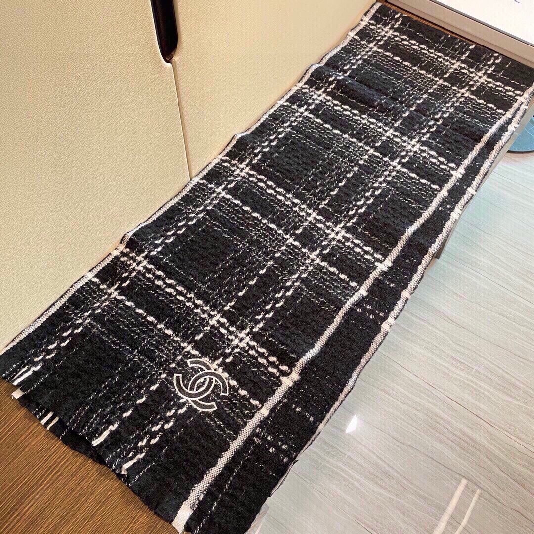 香奈儿新款格纹围巾披肩，银线拼接时尚奢华品质上乘✨送人自用绝对高大上♨独家实物拍摄❗️所见所得，颜色超正‼顶级好货不等人
