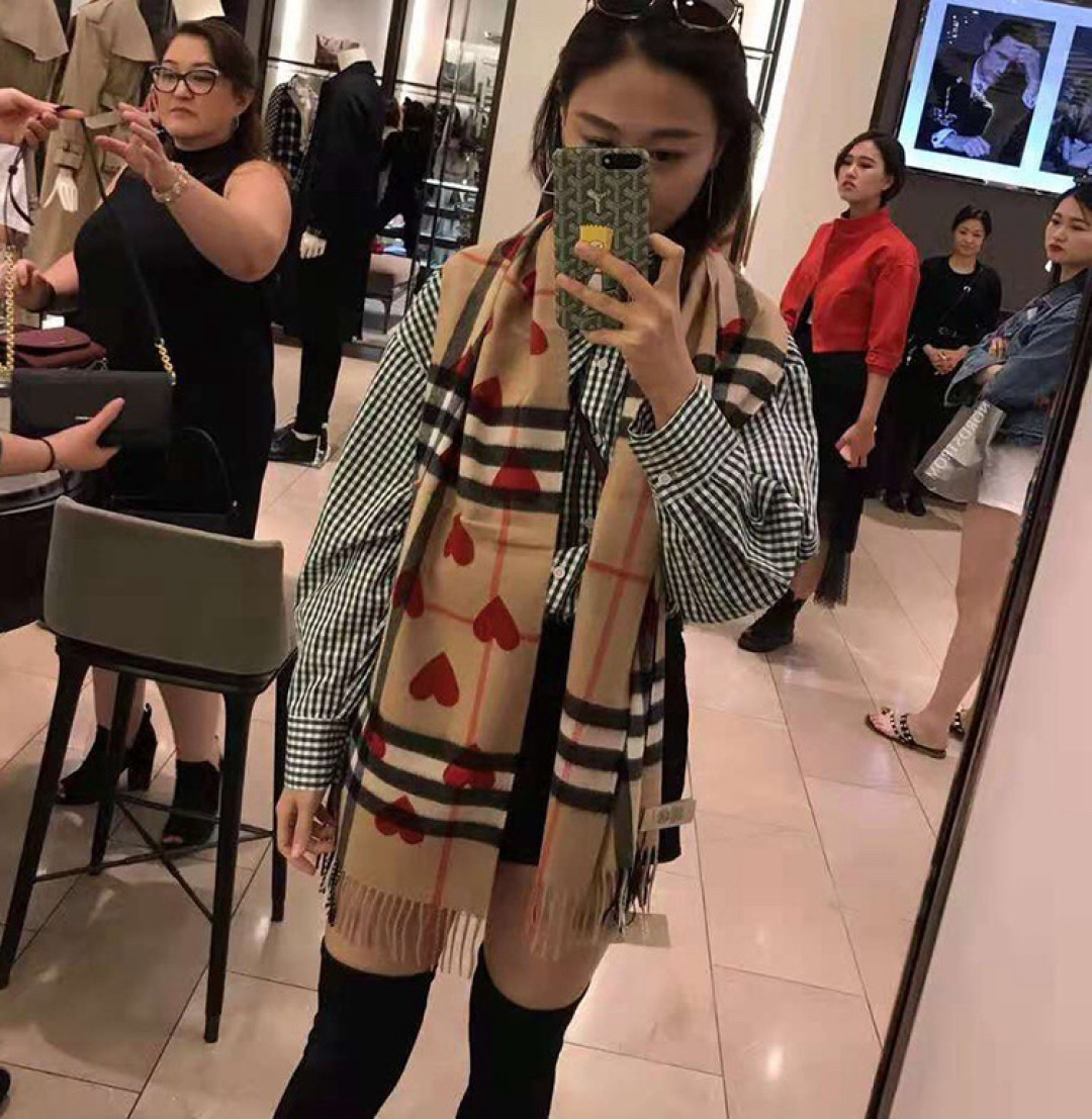 爆款来袭 ‼️巴宝莉情侣大爆款，超级可爱的经典桃心♥️羊绒围巾 又一款百年再设计的款式 经典时尚相结合 超级出彩的款式 