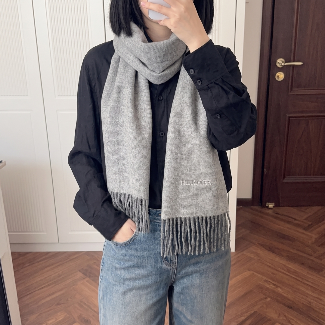 爱马仕❗👫同款围巾且买且珍惜羊绒款😍~都是出口订单所以比较难遇❤东西讲究少而精😍好看的一定要收😎这款H家围巾，款式很有男