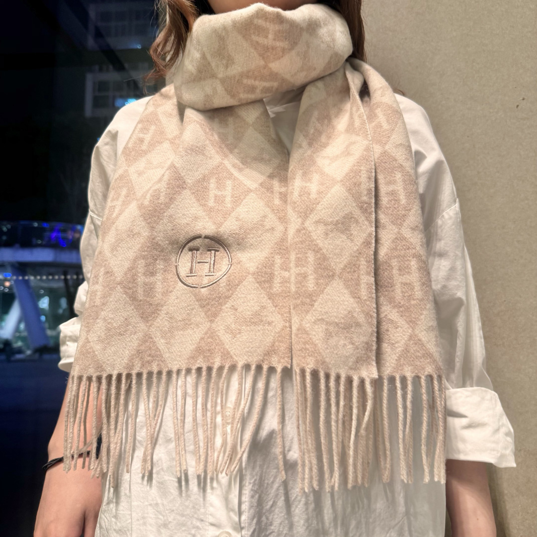 上新爱马仕双面男女款围巾且买且珍惜😍~都是出口订单所以比较难遇❤️东西讲究少而精😍好看的一定要收😎这款H家女士围巾，款式