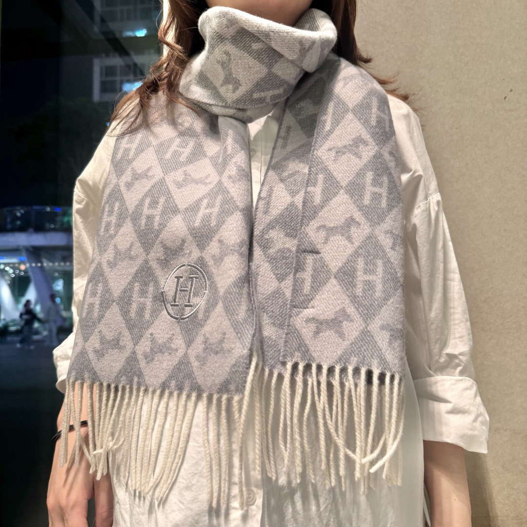 上新爱马仕双面男女款围巾且买且珍惜😍~都是出口订单所以比较难遇❤️东西讲究少而精😍好看的一定要收😎这款H家女士围巾，款式