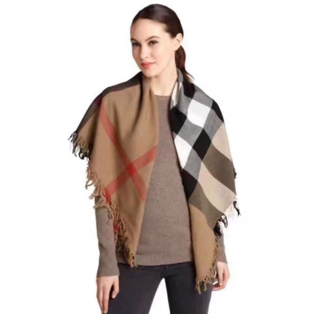 期待已久的爆款到货了，巴宝莉Burberry  经典专柜款、专柜同步羊绒格子方巾披肩现货秒发  衣柜必备经典款VIP推荐