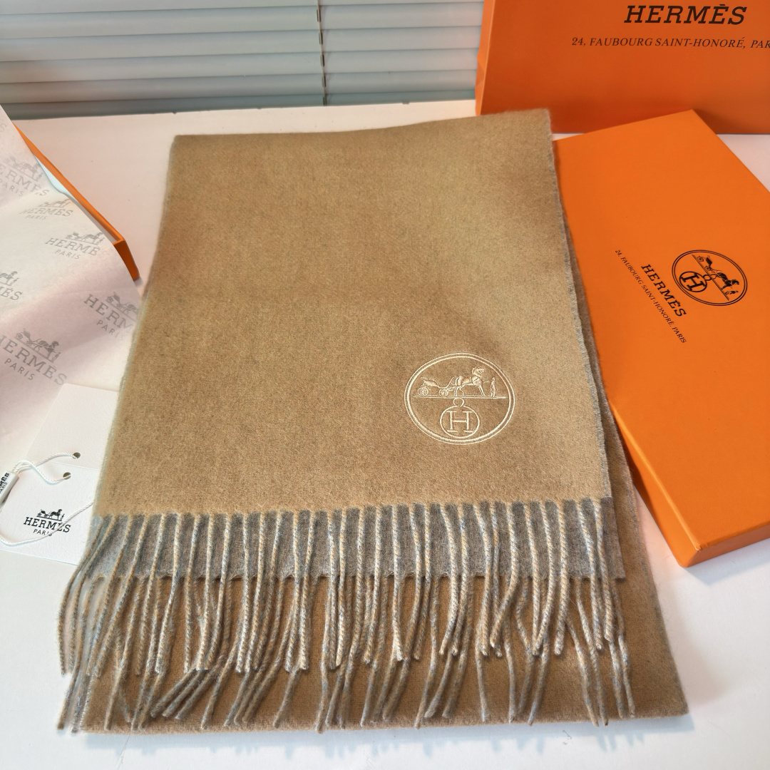 ✨✨爱马仕双面围巾❗好看的要疯掉了，太有型太有魅力了❗❗非常斯文时尚的秋冬单品！真的很喜欢，非常Classical的男款