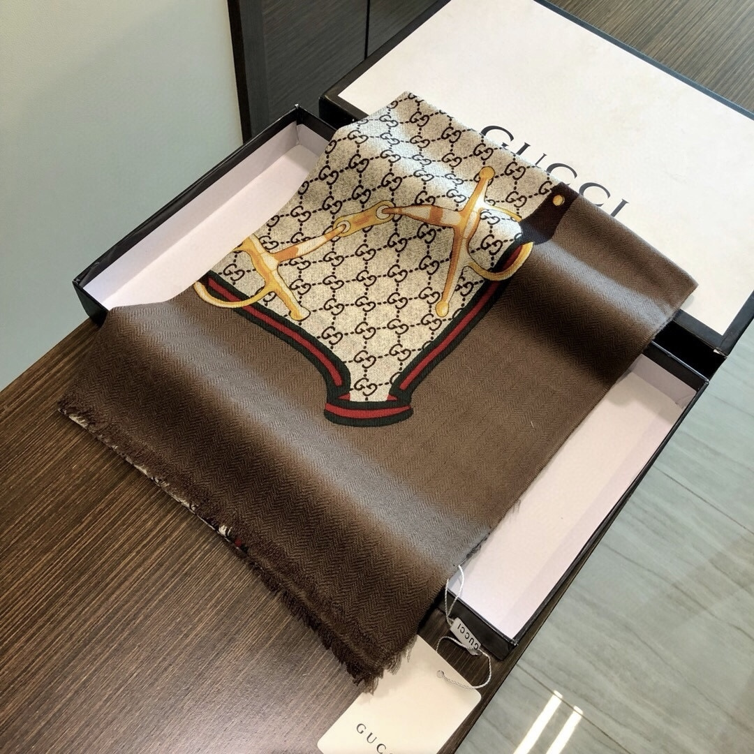 爆款到货 古奇专柜新款羊绒长巾‼️美翻了[流泪]御用殿堂级极品‼️专柜在售 纯羊绒经典logo图案设计风格❗️加上富有古