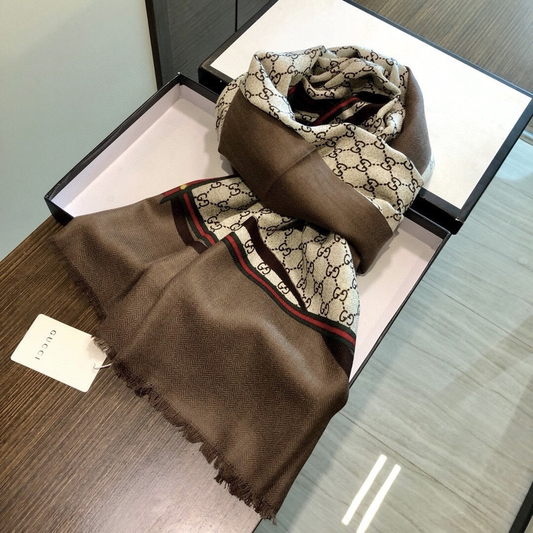 爆款到货 古奇专柜新款羊绒长巾‼️美翻了[流泪]御用殿堂级极品‼️专柜在售 纯羊绒经典logo图案设计风格❗️加上富有古