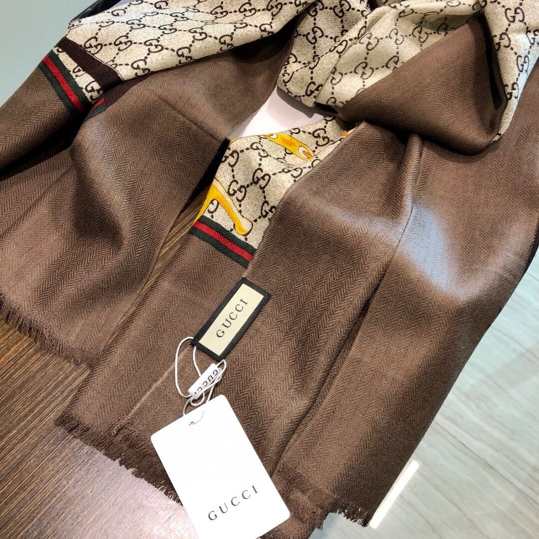 爆款到货 古奇专柜新款羊绒长巾‼️美翻了[流泪]御用殿堂级极品‼️专柜在售 纯羊绒经典logo图案设计风格❗️加上富有古