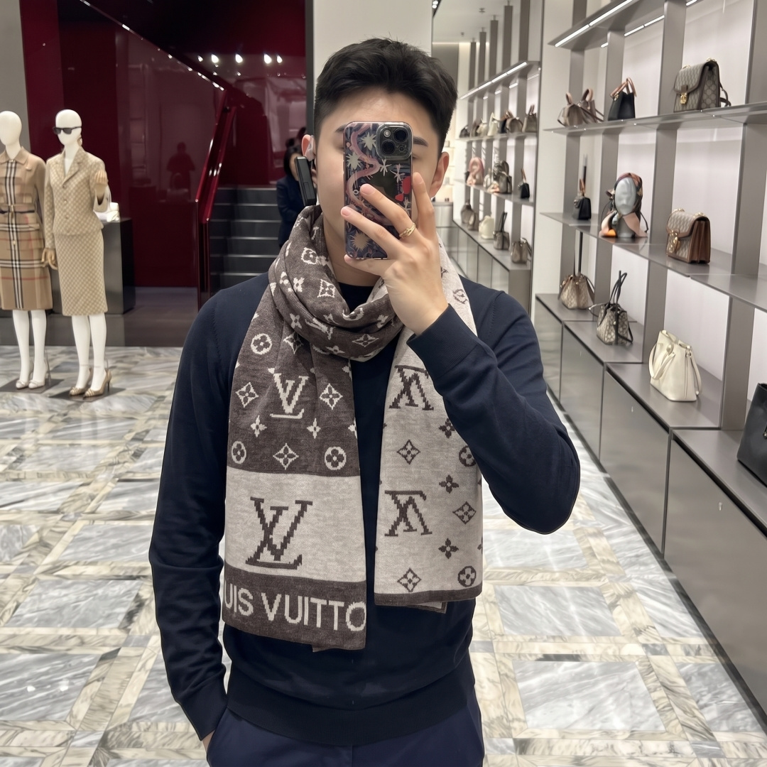 LV同步专柜，高端羊绒针织围巾！】可正式，可随意，这款织法比较难，又很费纱线，双面拼色！工艺难度非常大！绝对是一条审美不