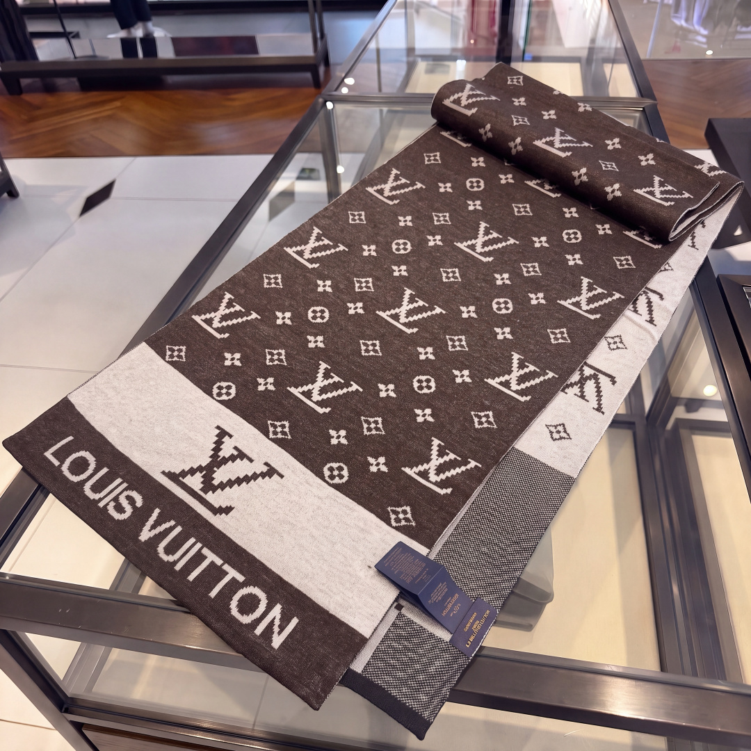 LV同步专柜,高端羊绒针织围巾!】可正式,可随意,这款织法比较难,又很费纱线,双面拼色!工艺难度非常大!绝对是一条审美不 LV同步专柜,高端羊绒针织围巾!】可正式,可随意,这款织法比较难,又很费纱线,双面拼色!工艺难度非常大!绝对是一条审美不