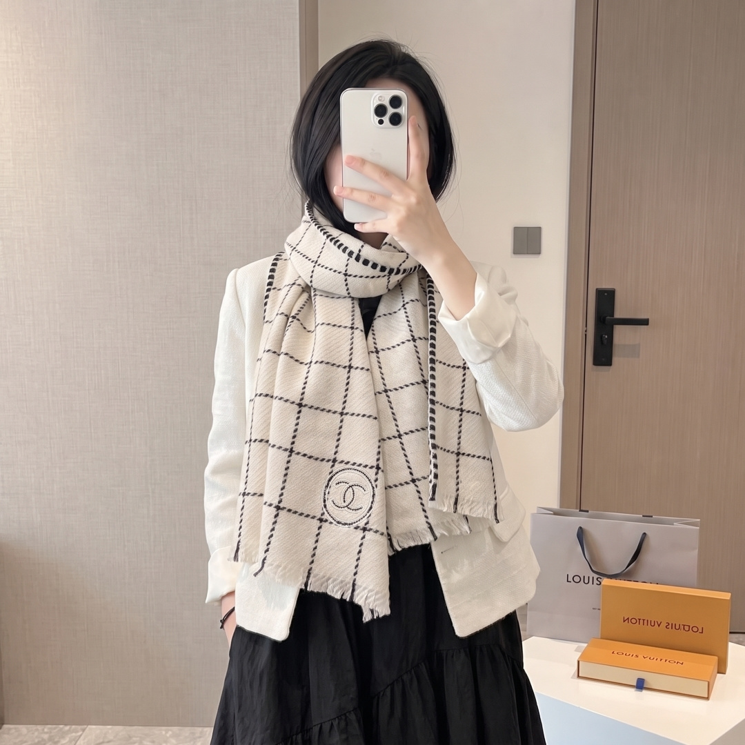 香奈儿新款格纹围巾披肩，银线拼接时尚奢华品质上乘✨送人自用绝对高大上♨独家实物拍摄❗️所见所得，颜色超正‼顶级好货不等人