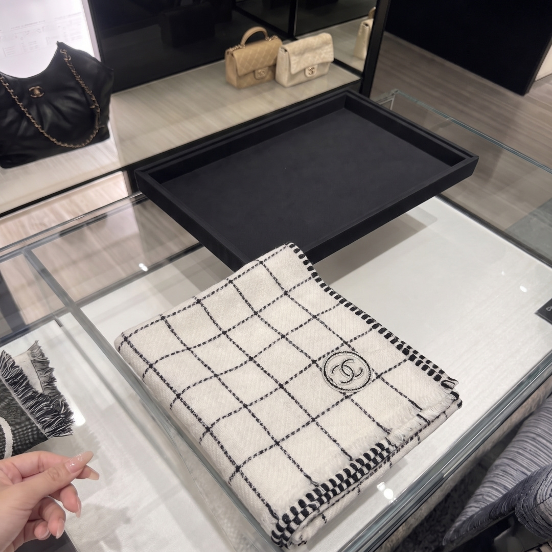 香奈儿新款格纹围巾披肩，银线拼接时尚奢华品质上乘✨送人自用绝对高大上♨独家实物拍摄❗️所见所得，颜色超正‼顶级好货不等人