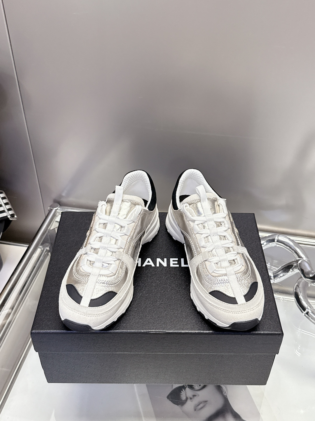 Las zapatillas Chanel están disponibles en blanco puro y sencillo, clásicas y versátiles, aptas para todo tipo de uso d…
