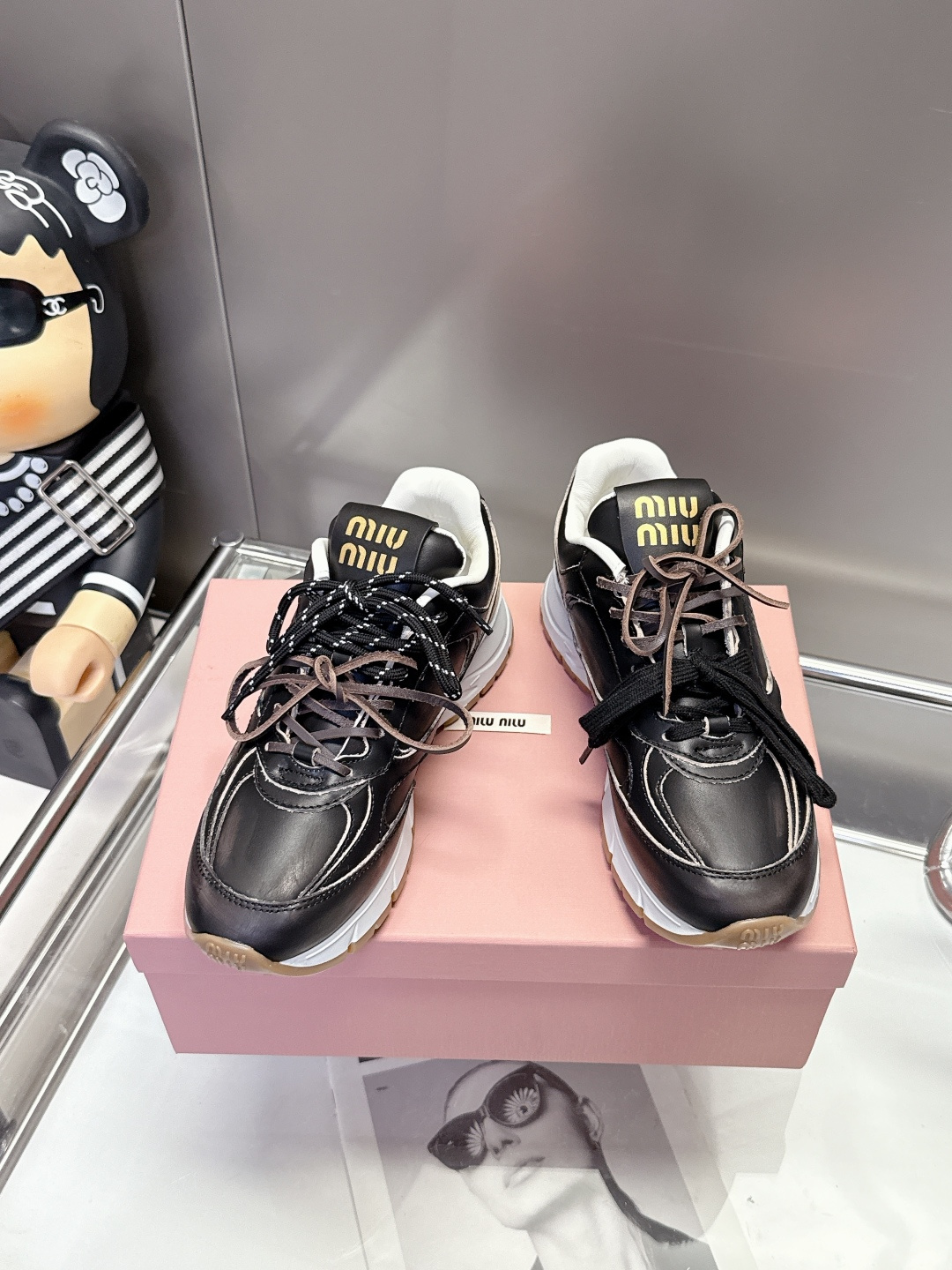 NO:747528,Leather and mesh On the fashion stage, Miu Miu sneakers are the dazzling protagonist. The black and white style is a perfect fusion of personality and classics, with an uninhibited attitude; the all-white pair is like a pure poem, simple yet elegant. They are not only shoes, but also symbols of self-expression, accompanying you through every fashion moment, leaving a unique footprint. Fabric Black and white cowhide + mesh (original craft) Lining sheepskin + mesh (original craft)  Outsole rubber + PU (original craft), casual shoes/sports shoes, miumiu, sneakers, cowhide, sheepskin19860909皮面网面 在时尚的舞台上,Miu Miu运动鞋是耀眼的主角.黑白交织的款式,是个性与经典的完美融合,带着不羁的态度；全白的那一双,则如纯净的诗篇,简约而不失高雅.它们不仅是鞋子,更是表达自我的符号,陪伴你走过每一个时尚瞬间,留下独特的足迹. 面料黑白牛皮+网（原版工艺） 内里羊皮+网（原版工艺） 大底橡胶+PU（原版工艺）,休闲鞋/运动鞋,miumiu,sneakers,cowhide,sheepskin,Women's Shoes