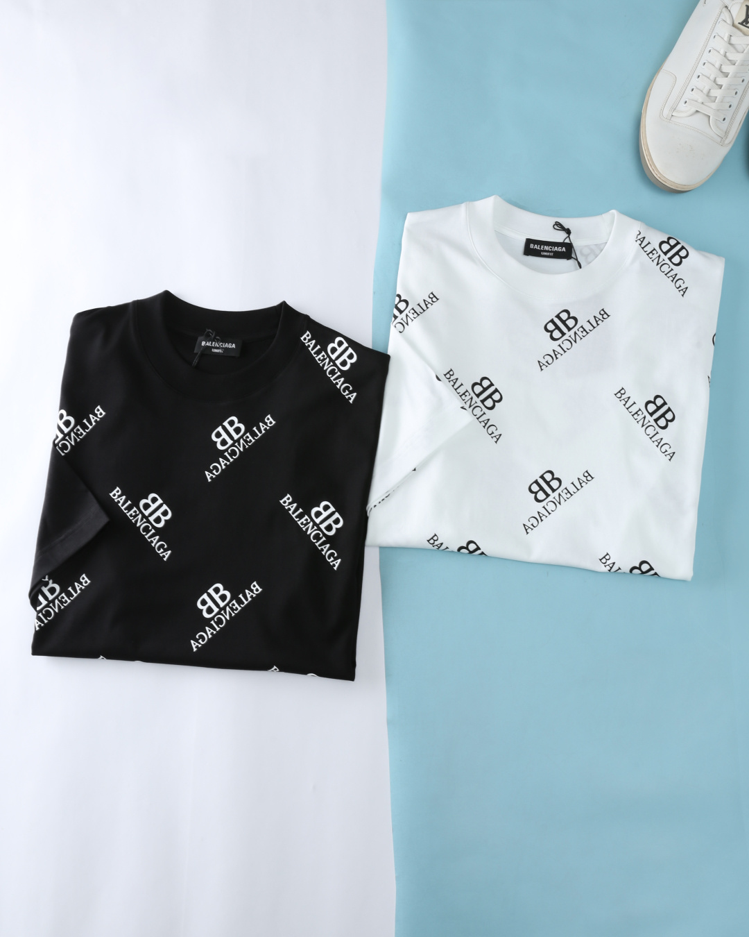 NO:159011,BA* Family 25SS spring and summer new mercerized cloud cotton round neck short Tee, men and women's same style as BB letter prints slightly wide loose loose version round neck short-sleeved T-shirt!  Trading companies have sparse channels and GW is on sale at the same time!  BA Home’s new series of products are launched. It not only allows you to shine in the crowd, but also shows a fashionable and outstanding matching effect!  The selected customers are made of mercerized cloud cotton. The touch is as smooth as silk, delicate without losing its toughness. It has excellent comfort and breathability!  The body of the body is full of BB letters and embellishes, which not only represents the identity of the brand, but also pays tribute to the brand history. It also gives the T-shirt a strong visual impact and brand recognition. It uses special offset printing technology to make it still as bright as new after washing many times!  The classic ribbed round neck design is classic without losing the sense of fashion. The short-sleeved style is suitable for spring and summer wear. Whether worn alone or as an inner wear, it can easily control various occasions. The loose shoulder-length style of OS not only modifies the body, but also brings a casual and fashionable feeling, becoming a fashionable highlight in summer wardrobe. Item No. 1619-JK Size 48/M-56/3XL 48 Shoulder width 51 bust 108 Long 70 sleeves 23 50 Shoulder width 52 Bust 112 Long 71 sleeves 24 52 Shoulder width 53 Bust 116 Long 72 Sleeve length 25 54 Shoulder width 54 Bust 120 Long 73 Sleeve length 26 56 Shoulder width 55 Bust 124 Long 74 Sleeve length 27, T-shirt,tees,t-shirt,alexander wang19860909BA*世家 25SS春夏新款丝光云朵棉圆领短Tee,男女同款满幅BB字母印花微阔宽松版圆领短袖T恤衫！贸易公司渠道稀出,同步GW发售！BA家全新系列单品上线,它不仅能够让你在人群中焕发光彩,还能展现出时髦出众的搭配效果！ 甄选客供丝光云朵棉打造,触感如丝般柔滑,细腻而不失韧性,着身舒适度与透气性都相当优越！衣身满幅BB字母图案点缀,不仅代表了品牌的身份,更是对品牌历史的致敬,同时赋予了T恤强烈的视觉冲击力和品牌辨识度,采用特殊的胶印技术,使其多次洗涤后依然鲜艳如新！经典罗纹圆领的设计,经典而不失时尚感,短袖款式适合春夏季节的穿着,无论是单独穿着还是作为内搭,都能轻松驾驭各种场合.OS宽松落肩版型,不仅修饰身形,更带来了休闲时尚感,成为夏日衣橱中的时尚亮点.货号1619-JK 尺码48/M-56/3XL 48 肩宽51胸围108衣长70袖长23 50 肩宽52胸围112衣长71袖长24 52 肩宽53胸围116衣长72袖长25 54 肩宽54胸围120衣长73袖长26 56 肩宽55胸围124衣长74袖长27,,T-shirt,tees，t-shirt,alexander wang,Men's clothing