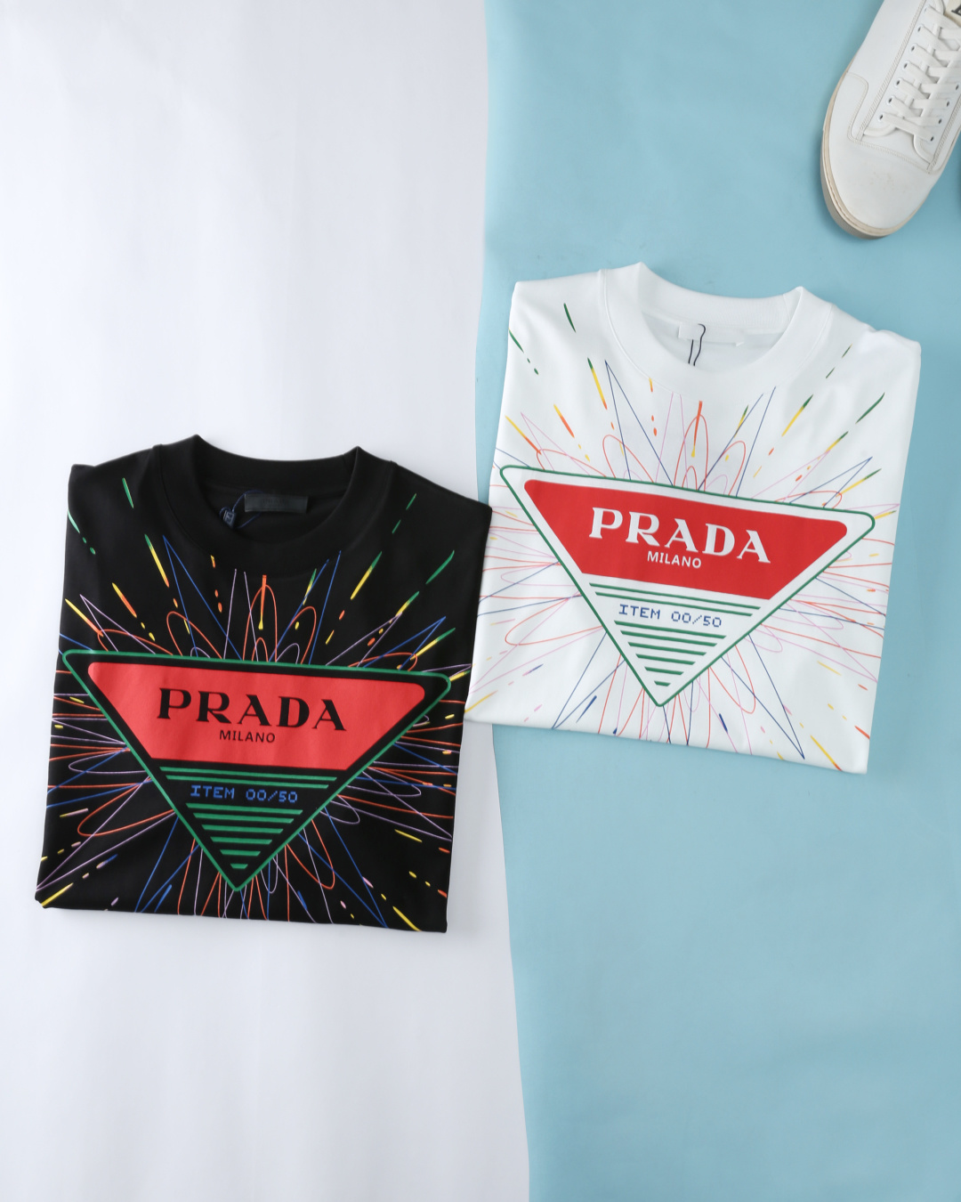 NO:158999,PA* pull 25SS early spring new mercerized cloud cotton round neck short Tee, classic triangle logo colorful digital print slightly wide loose casual short-sleeved T-shirt!  Trading companies have sparse channels, leading GW on sale!  A must-have fashionable and versatile casual Tee in early spring, P home classic triangle logo series!  The selected customers are made of mercerized cloud cotton. The touch is as smooth as silk, delicate without losing its toughness. It has excellent comfort and breathability!  The classic triangle logo on the chest, embedded with brand letters and polka dot lines at the bottom, not only highlights the brand's identity, but also a modern interpretation of the brand's classic elements. It is simple but not loses personality, perfectly in line with the brand's philosophy of pursuing simplicity, comfort and elegant fashion. The creation of a classic OS version not only brings a sense of laziness, but also demonstrates the wearer's personality and taste. The exquisite design and excellent quality allow you to show an extraordinary fashion attitude in any occasion!  Article number 1618-JK Size 48/M-56/3XL 48 Shoulder width 51 bust 108 clothes 70 sleeves 23 50 Shoulder width 52 bust 112 clothes 71 sleeves 24 52 Shoulder width 53 bust 116 clothes 72 sleeves 25 54 Shoulder width 54 bust 120 clothes 73 sleeves 26 56 Shoulder width 55 bust 124 clothes 74 sleeves 27, T-shirt,tees,t-shirt,alexander wang19860909PA*拉 25SS早春新款丝光云朵棉圆领短Tee,男士经典三角标炫彩数码印花微阔宽松休闲短袖T恤衫！贸易公司渠道稀出,领先GW发售！早春季节必备的时尚百搭休闲Tee,P家经典三角标系列！ 甄选客供丝光云朵棉打造,触感如丝般柔滑,细腻而不失韧性,着身舒适度与透气性都相当优越！胸前经典的三角标识,内部嵌以品牌字母,底部波点线的设计,不仅彰显了品牌的身份,更是对品牌对经典元素的现代演绎.简约而不失个性,完美符合品牌追求简约舒适与高雅时尚的理念.经典OS版型的打造,不仅带来慵懒感,更彰显了穿着者的个性与品味,精致的设计和卓越的品质,让您在任何场合都能展现出不凡的时尚态度！货号1618-JK 尺码48/M-56/3XL 48 肩宽51胸围108衣长70袖长23 50 肩宽52胸围112衣长71袖长24 52 肩宽53胸围116衣长72袖长25 54 肩宽54胸围120衣长73袖长26 56 肩宽55胸围124衣长74袖长27,,T-shirt,tees，t-shirt,alexander wang,Men's clothing