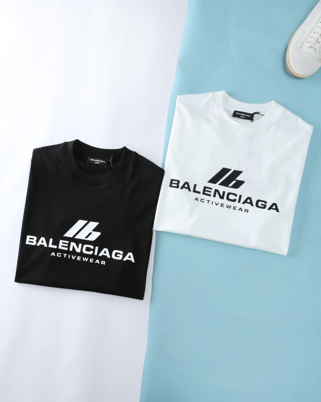 NO:159002,BA* Family 25SS spring and summer new mercerized cloud cotton round neck short Tee, classic letters thick offset logo slightly wide loose loose version round neck short sleeve T-shirt!  Trading companies have sparse channels and GW is on sale at the same time!  BA Home’s new series of products are launched. It not only allows you to shine in the crowd, but also shows a fashionable and outstanding matching effect!  The customer has selected the plain cotton fabric to create, which feels soft and skin-friendly, breathable and three-dimensional, bringing a comfortable wearing experience to summer. The letter offset printed on the chest of the clothes, decorated with daily color matching, not only adds a unique brand charm to the T-shirt, but also shows personality in simplicity. 