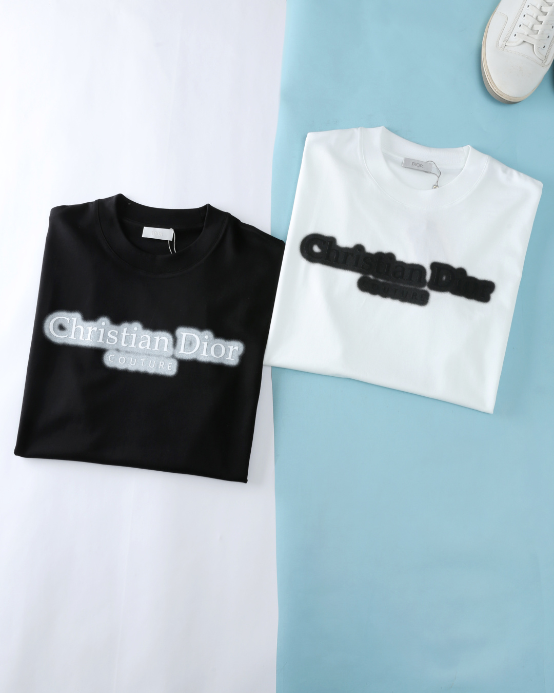 NO:159005,DiDi* 25SS spring and summer new jersey cotton round neck short Tee, men's fashionable offset letter logo slightly wide loose loose version round neck short sleeve T-shirt!  Trading companies have sparse channels and GW is on sale at the same time!  T-shirt items with a very fashionable sense of interpretation, interpreting unique trendy outfits!  The selected customers are made of mercerized cloud cotton. The touch is as smooth as silk, delicate without losing its toughness. It has excellent comfort and breathability!  The classic brand letter printing on the chest of the clothes is customized, decorated with painted background, and is decorated with extraordinary background, making you stand out easily among the crowd. The loose shoulder-length style of the OS has extremely high flexibility in dressing, and can easily match various pants to meet the wear needs of different occasions. A neutral style that can be controlled by both men and women. If you like it, buy it now!  Article number 1689-JK Size 48/M-56/3XL 48 Shoulder width 51 bust 108 garment length 70 sleeve length 23 50 Shoulder width 52 bust 112 garment length 71 sleeve length 24 52 Shoulder width 53 bust 116 garment length 72 sleeve length 25 54 Shoulder width 54 bust 120 garment length 73 sleeve length 26 56 Shoulder width 55 bust 124 garment length 74 sleeve length 27, T-shirt,tees,t-shirt,alexander wang19860909Di迪* 25SS春夏新款平纹针织棉布圆领短Tee,男士时尚胶印字母徽标微阔宽松版圆领短袖T恤衫！贸易公司渠道稀出,同步GW发售！时尚感爆棚的T恤单品,演绎独特的潮流穿搭效果！ 甄选客供丝光云朵棉打造,触感如丝般柔滑,细腻而不失韧性,着身舒适度与透气性都相当优越！衣身胸前经典品牌字母印花定制,饰以底色喷漆花纹点缀,简约中透露着不凡,使您在众人中轻松脱颖而出.OS宽松落肩版型,穿搭灵活性极高,能够轻松搭配各种裤装,满足不同场合的穿着需求.男女皆可驾驭的中性款式,喜欢的赶紧入手吧！货号1689-JK 尺码48/M-56/3XL 48 肩宽51胸围108衣长70袖长23 50 肩宽52胸围112衣长71袖长24 52 肩宽53胸围116衣长72袖长25 54 肩宽54胸围120衣长73袖长26 56 肩宽55胸围124衣长74袖长27,,T-shirt,tees，t-shirt,alexander wang,Men's clothing