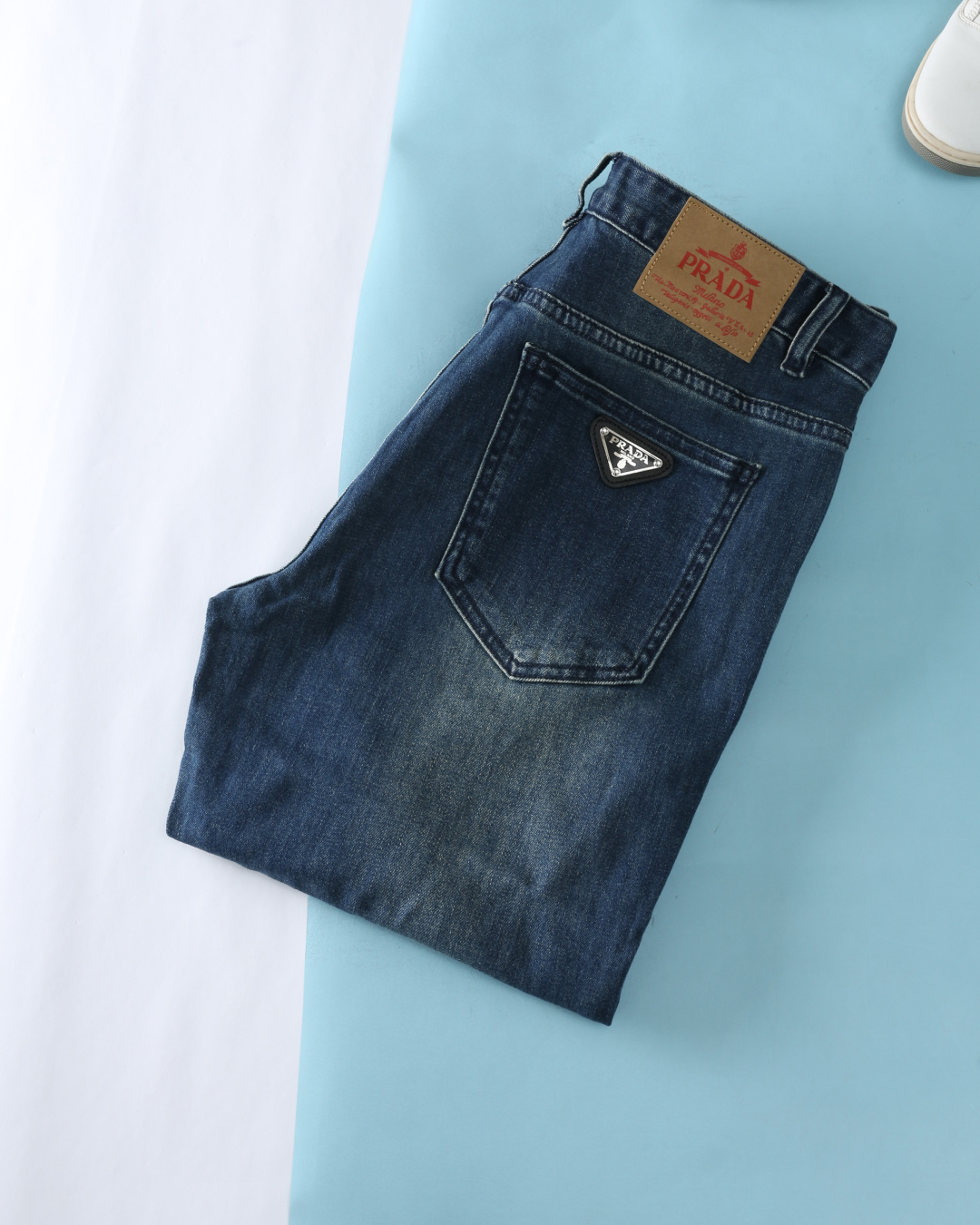 NO:136281,New jeans 2025PA* pull 2025ss spring and summer new style, classic triangle mark metal badge decorative retro tannin washing jeans!  Selected imported heavy tannin denim fabrics, processed by high-end washing, presenting azure tone, retro and fresh, perfectly suiting the needs of spring and summer wear. The fabric feels soft and skin-friendly, elastic, and keeps the crisp feeling of denim, comfortable and stylish. The pocket on the back of the trousers is decorated with a metal triangle logo, and matched with kraft paper details at the waist, which is full of luxury and class. Customized YKK metal zippers and lettering buttons are provided by customers, and each detail shows perfect craftsmanship. Straight slim fit style, modifying the legs, making it look taller and slimmer, and easily interpreting daily casual styles. Whether it is matched with sports shoes or casual leather shoes, it can show a unique fashion style and is a must-have item in spring and summer. Item number D5060 Size 30-38 Are there 35 37 30 Waist circumference 78 Hips circumference 104 Straight 25 Trousers length 106  31 Waist circumference 81 hip circumference 106 straight 26 trousers length 106 32 Waist circumference 84 hip circumference 108 straight 26 trousers length 107 33 Waist circumference 87 hip circumference 110 straight 27 trousers length 107 34 Waist circumference 90 hip circumference 112 straight 27 trousers length 108 36 Waist circumference 94 hip circumference 114 straight 28 trousers length 108 38 Waist circumference 98 hip circumference 116 straight 28 trousers length 108,,sneakers,jeans,cowhide,alexander wang19860909新品牛仔裤 2025PA*拉 2025ss春夏新款,男士经典三角标金属徽章装饰复古丹宁水洗牛仔裤！甄选进口重磅丹宁牛仔面料,经高端水洗工艺处理,呈现出湛蓝色调,复古又清新,完美契合春夏季节的穿搭需求.面料触感柔软亲肤,富有弹力,同时保持牛仔布的挺括感,上身舒适且有型.裤身后兜饰有金属三角徽标,,搭配腰间牛皮纸细节,奢华感与档次感尽显.客供定制的YKK金属拉链与刻字纽扣,每一处细节都彰显完美工艺.直筒修身版型,修饰腿型,显高显瘦,轻松演绎日常休闲造型.无论是搭配运动鞋还是休闲皮鞋,都能展现出独特的时尚风格,是春夏季节的必备单品.货号D5060 尺码30-38有无35 37 30 腰围78臀围104直档25裤长106 31 腰围81臀围106直档26裤长106 32 腰围84臀围108直档26裤长107 33 腰围87臀围110直档27裤长107 34 腰围90臀围112直档27裤长108 36 腰围94臀围114直档28裤长108 38 腰围98臀围116直档28裤长108,,sneakers,jeans,cowhide,alexander wang,Men's clothing