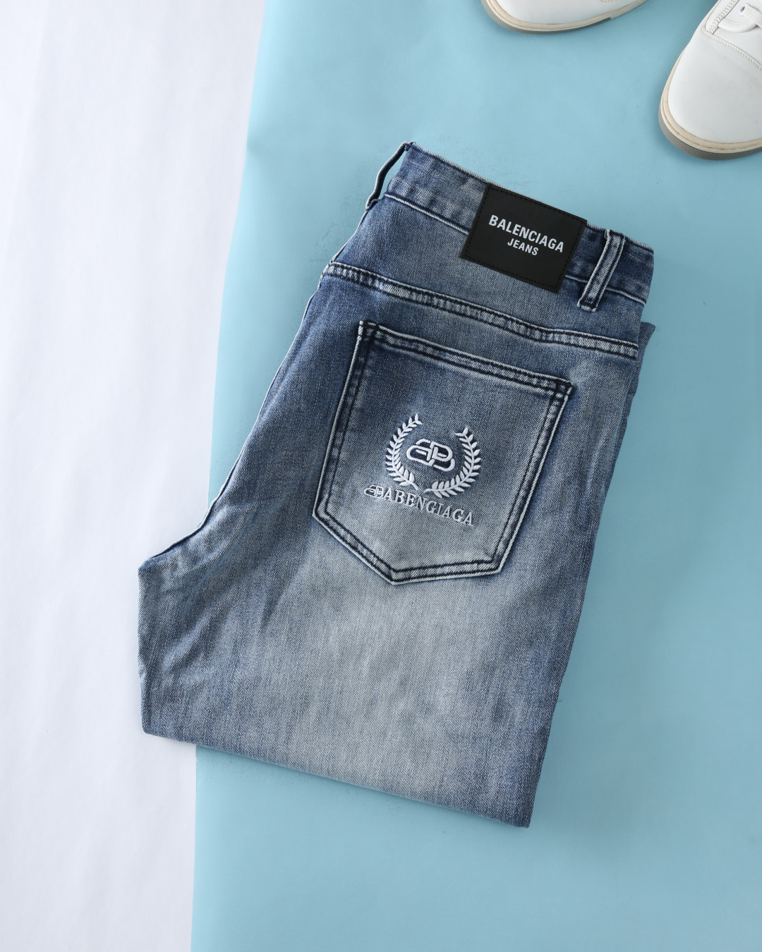 NO:136293,New jeans 2025BA* Family 2025ss Spring and Summer New, Men's Back Pocket BB Wheat Ear Logo Embroidery Logo Fashion Retro Washed Jeans!  Use imported cotton tannin fabrics, high-end imported primary color fabrics, and environmentally friendly plant enzyme washing technology, giving the fabric a light retro tone and rich color layers. The washing process is soft and delicate, slightly elastic, excellent skin-friendly, comfortable and stylish. The back pockets of the pants are decorated with the iconic brand olive leaf embroidery, and decorated with black and white leather labels at the waist, and the details are exquisite and perfect. The basic five-pocket design is simple and practical, and has strong compatibility. Whether it is matched with a casual T-shirt or a formal shirt, it can be easily controlled and shows a unique fashion style. Whether it is for business commuting or casual outing, this jeans can be perfectly adapted, with a full upper body shape and is an indispensable classic trouser in the closet. Item number D5065 Size 30-38 No 35 37 30  Waist circumference 78 hip circumference 104 straight 25 trousers length 106 31 Waist circumference 81 hip circumference 106 straight 26 trousers length 107 32 Waist circumference 84 hip circumference 108 straight 26 trousers length 107 33 Waist circumference 87 hip circumference 110 straight 27 trousers length 108 34 Waist circumference 90 hip circumference 112 straight 27 trousers length 108 36 Waist circumference 94 hip circumference 114 straight 28 trousers length 109 38 Waist circumference 98 hip circumference 116 straight 28 trousers length 109, jeans,shirts,tees,t-shirt,alexander wang19860909新品牛仔裤 2025BA*世家 2025ss春夏新款,男士后兜BB麦穗徽标刺绣标识时尚复古水洗牛仔裤！选用客供进口棉丹宁面料,采用高级进口原色布料,搭配环保级植物酵素水洗工艺,赋予面料淡淡的复古色调与丰富的色彩层次. 经过水洗处理后的牛仔布柔软细腻,略带弹性,亲肤性极佳,上身舒适且有型..裤身后兜饰以标志性品牌橄榄叶刺绣,搭配腰间黑白皮标装饰,细节之处尽显精致与完美. 基础五口袋设计,简约实用,兼容性强,无论是搭配休闲T恤还是正装衬衫,都能轻松驾驭,展现出独特的时尚风格.无论是商务通勤还是休闲出街,这款牛仔裤都能完美适配,上身型款十足,是衣橱中不可或缺的经典裤装.货号D5065 尺码30-38无35 37 30 腰围78臀围104直档25裤长106 31 腰围81臀围106直档26裤长107 32 腰围84臀围108直档26裤长107 33 腰围87臀围110直档27裤长108 34 腰围90臀围112直档27裤长108 36 腰围94臀围114直档28裤长109 38 腰围98臀围116直档28裤长109,,jeans,shirts,tees，t-shirt,alexander wang,Men's clothing