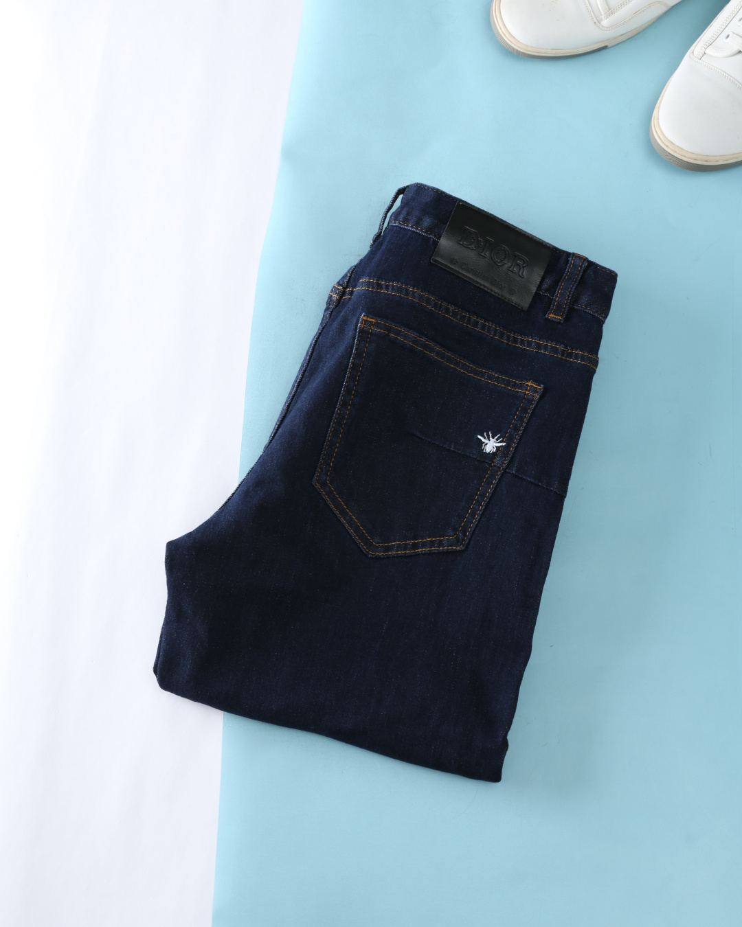 NO:136284,New jeans 2025Di* 2025ss Spring and Summer New Style, Men's Backpack Classic Little Bee Embroidered Logo Fashion Dark Blue Washed Jeans!  Use imported denim jeans with a crisp texture, comfortable touch and good breathability. The orderly texture makes the upper body naturally and firm, perfectly interpreting the traditional essence and fashion style of the 2000s. The back pockets are decorated with white bee embroidery elements of the iconic brand, echoing the embossed leather logo at the waist, and the details are luxurious. The inner part of the trouser leg is decorated with Oblique dark pattern patterns in the same color, with exquisite jacquard craftsmanship, clear and shiny font details, showing luxurious texture under the light. Customized YKK metal zippers and lettering buttons are provided, and each detail is perfect. The classic five-pocket style combines retro and modern aesthetics, suitable for a variety of figures. Whether it is matched with this season's jacket or shirt, it can easily create a unique look and show a unique fashion taste. Item number D5062 Size 30-38 No 35  37 30 Waist circumference 78 hip circumference 104 straight 25 trousers length 107 31 Waist circumference 81 hip circumference 106 straight 26 trousers length 108 32 Waist circumference 84 hip circumference 108 straight 26 trousers length 108 33 Waist circumference 87 hip circumference 110 straight 27 trousers length 109 34 Waist circumference 90 hip circumference 112 straight 27 trousers length 109 36 Waist circumference 96 hip circumference 116 straight 28 trousers length 110 38 Waist circumference 99 hip circumference 118 straight 29 trousers length 110,,jeans,jackets & coats,shirts,alexander wang19860909新品牛仔裤 2025Di迪* 2025ss春夏新款,男士后兜经典小蜜蜂刺绣徽标时尚深蓝色水洗牛仔裤！选用客供进口丹宁牛仔面料,质地挺括有型,触感舒适,透气性佳. 井然有序的肌理让上身自然挺括,完美诠释零零年代的传统精髓与时尚风格.裤身后兜饰有标志性品牌白色小蜜蜂刺绣元素,与腰间压花皮标相呼应,细节之处尽显奢华.裤管内部则采用同色系Oblique暗纹图案提花装饰,提花工艺精湛,字体细节清晰且富有光泽,于光线下尽显奢华质感.客供定制YKK金属拉链与刻字纽扣,每一处细节都堪称完美.经典五口袋款式,结合复古与现代美学,适合多种身材.无论是搭配本季外套还是衬衫,都能轻松打造出别致的造型,展现独特的时尚品味.货号D5062 尺码30-38无35 37 30 腰围78臀围104直档25裤长107 31 腰围81臀围106直档26裤长108 32 腰围84臀围108直档26裤长108 33 腰围87臀围110直档27裤长109 34 腰围90臀围112直档27裤长109 36 腰围96臀围116直档28裤长110 38 腰围99臀围118直档29裤长110,,jeans,jackets & coats,shirts,alexander wang,Men's clothing