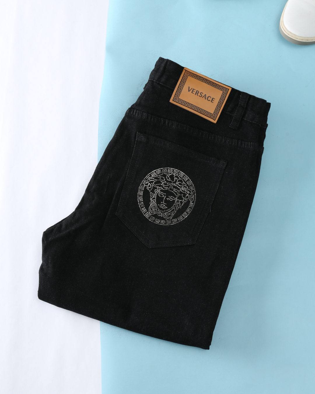 NO:136282,New jeans 2025Ver*See 2025ss Spring and Summer New, Men's back pocket classic Medusa hot diamond black gray washing jeans!  Use imported 90 cotton and 10 elastic fiber blended material, golden ratio blended, bringing excellent comfort and elasticity, making the wearing experience a step further. The back pocket of the trouser is decorated with Medusa pattern and is dazzling. A yellow leather logo on the waist catches the eye and shows the brand's exquisite craftsmanship while also having a pragmatic aesthetic. The regular five-pocket paired with a slim foot style, which is clean and neatly cut, modifying the leg shape, and balances the body proportions, suitable for men of all body shapes. The hardware accessories are also exquisite, and the placket is customized YKK zipper, all metal buttons are engraved with brand logos, and the details show the fine style. It is an indispensable fashion choice in your wardrobe. Item number D5061 Size 30-38 No 35 37 30 Waist circumference 78 Hips circumference 104 Straight 26 Trousers 107 31  Waist circumference 81 hip circumference 106 straight 27 trousers length 108 32 Waist circumference 84 hip circumference 108 straight 27 trousers length 108 33 Waist circumference 87 hip circumference 110 straight 28 trousers length 109 34 Waist circumference 90 hip circumference 112 straight 28 trousers length 109 36 Waist circumference 94 hip circumference 116 straight 29 trousers length 110 38 Waist circumference 98 hip circumference 118 straight 29 trousers length 110, jeans, gold, alexander wang19860909新品牛仔裤 2025Ver*思者 2025ss春夏新款,男士后兜经典Medusa烫钻黑色灰色水洗牛仔裤！选用客供进口90棉10弹力纤维混纺材质,黄金比例混纺,带来卓越的舒适度与弹性,让穿着体验更上一层楼.裤后袋饰以Medusa图案烫钻点缀,闪耀夺目.而腰间一抹黄色皮标,抓人眼球,彰显品牌精湛工艺的同时,,兼具实用主义美学.常规五口袋搭配修身小脚版型,裁剪干净利落,修饰腿型,平衡身材比例,适合各种身材男士.五金配件同样考究,门襟采用客供定制YKK拉链,所有金属纽扣均刻有品牌标识,细节之处尽显精品风范,是您衣橱中不可或缺的时尚之选.货号D5061 尺码30-38无35 37 30 腰围78臀围104直档26裤长107 31 腰围81臀围106直档27裤长108 32 腰围84臀围108直档27裤长108 33 腰围87臀围110直档28裤长109 34 腰围90臀围112直档28裤长109 36 腰围94臀围116直档29裤长110 38 腰围98臀围118直档29裤长110,,jeans,gold,alexander wang,Men's clothing