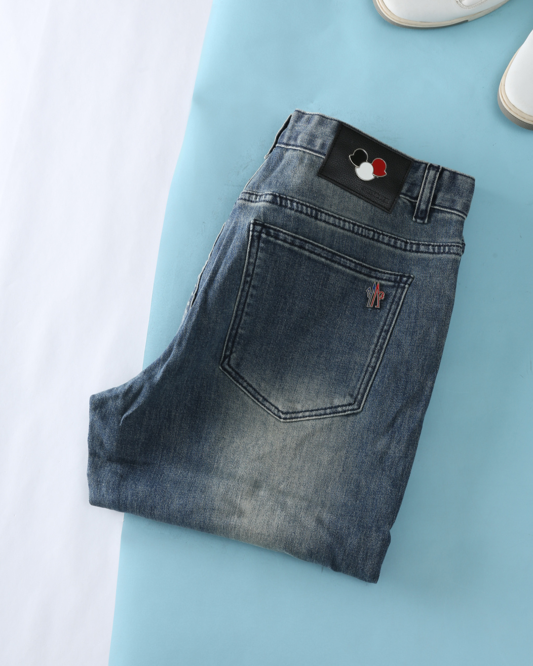 NO:136287,New jeans 2025 Mon* button 2025ss spring and summer new style, classic rooster logo metal label decorative fashionable tannin washing jeans!  Selected imported heavy tannin denim fabric, paired with high-end washing technology, to bring a fashionable color to jeans that are suitable for all seasons. The fabric is soft and elastic, and the upper body immediately modifys the leg lines, presenting a straight and slender visual effect, combining comfort and shape. The back pocket of the pants is decorated with the iconic brand rooster metal logo, which echoes the metal leather logo at the waist. The leather logo is embedded with three-color brand elements, and the details show unique identity and taste. The basic slim fit style cleverly improves the hip lines, optimizes the outline of the legs, and easily creates a perfect body proportion and elegant temperament. Whether it is daily commuting, sweet dates or leisurely shopping, this jeans can be perfectly adapted to help you easily show extraordinary fashion taste and become the focus of the street. Item number D5063 Size 30-38 No 35 37 30 Waist circumference 78 Hips circumference 104 Straight 25 Trousers length 106  31 Waist circumference 81 hip circumference 106 straight 26 trousers length 107 32 Waist circumference 84 hip circumference 108 straight 26 trousers length 107 33 Waist circumference 87 hip circumference 110 straight 27 trousers length 108 34 Waist circumference 90 hip circumference 112 straight 27 trousers length 108 36 Waist circumference 94 hip circumference 114 straight 28 trousers length 109 38 Waist circumference 98 hip circumference 116 straight 28 trousers length 109, jeans, alexander wang19860909新品牛仔裤 2025 Mon*扣 2025ss春夏新款,男士经典公鸡徽标金属标签装饰时尚丹宁水洗牛仔裤！甄选进口重磅丹宁牛仔面料,搭配高级水洗工艺,为牛仔裤带来四季皆宜的时尚色泽.面料柔软且富有弹性,上身即刻修饰腿部线条,呈现出笔挺修长的视觉效果,兼具舒适与型格.裤身后兜饰有标志性品牌公鸡金属标识,,与腰间金属皮标相互呼应,皮标内嵌三色品牌元素,细节之处彰显独特身份与品味.基础修身版型,巧妙提升臀部线条,优化腿部轮廓,轻松塑造完美身材比例与优雅气质.无论是日常通勤、甜蜜约会还是悠闲逛街,这款牛仔裤都能完美适配,助你轻松展现非凡时尚品味,成为街头焦点.货号D5063 尺码30-38无35 37 30 腰围78臀围104直档25裤长106 31 腰围81臀围106直档26裤长107 32 腰围84臀围108直档26裤长107 33 腰围87臀围110直档27裤长108 34 腰围90臀围112直档27裤长108 36 腰围94臀围114直档28裤长109 38 腰围98臀围116直档28裤长109,,jeans,alexander wang,Men's clothing