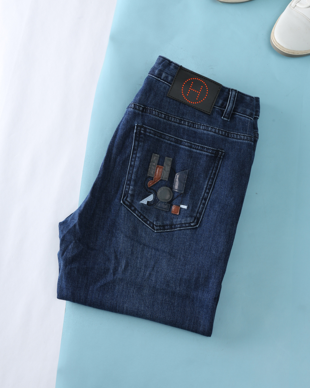 NO:136290,New jeans 2025He Emma* 2025ss Spring and Summer New, Men's back pocket leather elements fashionable denim washing jeans!  The selected customer-supplied denim cotton fabric is carefully crafted, and is treated through washing technology, giving it a unique retro texture and fashionable luster. It has a very soft feel and a skin-friendly and breathable touch. It feels extremely comfortable and enjoys the upper body, which is very suitable for classic styles for all seasons!  The 