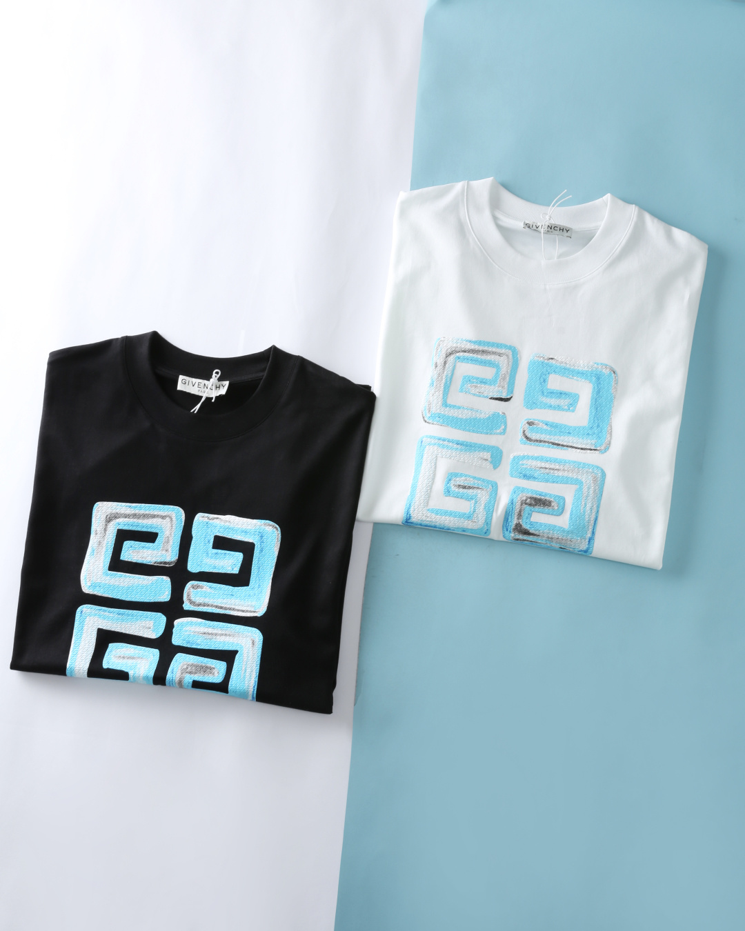 NO:159008,Giv** 25SS spring and summer new high-end mercerized cloud cotton round neck short Tee, the same large 4G foam printed logo casual pullover short-sleeved T-shirt!  Trading companies have sparse channels and are released on the official website at the same time!  GV home new T-shirts have become a rare choice for you who pursue fashion and quality life with their unique design, exquisite craftsmanship and excellent quality!  Made with customized mercerized cloud cotton, the touch is soft and delicate, and it is as comfortable as the second layer of skin, showing a unique shiny feeling under the light, and you can feel the extraordinary quality at every touch!  The classic large 4G foam printed logo on the chest of the clothes is not only a noble symbol of brand identity, but also embellishes the clothes in a simple and yet stylish way, just like the brightest star in the night sky, instantly enhancing the overall sense of fashion and recognition!  The pattern is realistic and has a strong three-dimensional feeling, and is not easy to stick or crack. The casual and loose round neck style design is not restricted to any figure. If you like it, hurry up and buy it!  Article number 1620-JK Size 48/M-56/3XL 48 Shoulder width 53 bust 110 garment length 70 sleeve length 24 50 Shoulder width 54 bust 114 garment length 71 sleeve length 25 52 Shoulder width 55 bust 118 garment length 72 sleeve length 25 54 Shoulder width 56 bust 122 garment length 73 sleeve length 26 56 Shoulder width 57 bust 126 garment length 74 sleeve length 26, T-shirt,tees,t-shirt,alexander wang19860909Giv纪** 25SS春夏新款高级丝光云朵棉圆领短Tee,男女同款大4G发泡印花标识休闲套头短袖T恤衫！贸易公司渠道稀出,同步官网发售！GV家新款T恤以其独特的设计、精湛的工艺以及卓越的品质,成为了追求时尚与品质生活的您不可多得的选择！ 选用定制级丝光云朵棉打造,触感柔软细腻,仿佛第二层肌肤般舒适贴肤,在光线下展现出独特的光泽感,每一次轻触都能感受到品质的不凡！衣身胸前经典大4G发泡印花标识,不仅是对品牌身份的尊贵象征,更以简约而不失格调的方式点缀在衣物之上,如同夜空中最亮的星,瞬间提升了整体的时尚感与辨识度！图案逼真且立体感强,不易粘连或开裂.休闲宽松圆领版型设计,对任何身材都不受限制,喜欢的赶紧入手吧！货号1620-JK 尺码48/M-56/3XL 48 肩宽53胸围110衣长70袖长24 50 肩宽54胸围114衣长71袖长25 52 肩宽55胸围118衣长72袖长25 54 肩宽56胸围122衣长73袖长26 56 肩宽57胸围126衣长74袖长26,,T-shirt,tees，t-shirt,alexander wang,Men's clothing