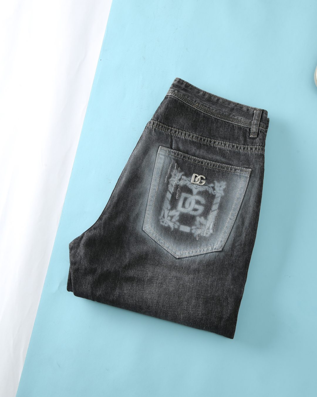 DG Family Introduces Luxury Men’s Jeans with Metal Decoration for Spring/Summer 2025 - 图片 1