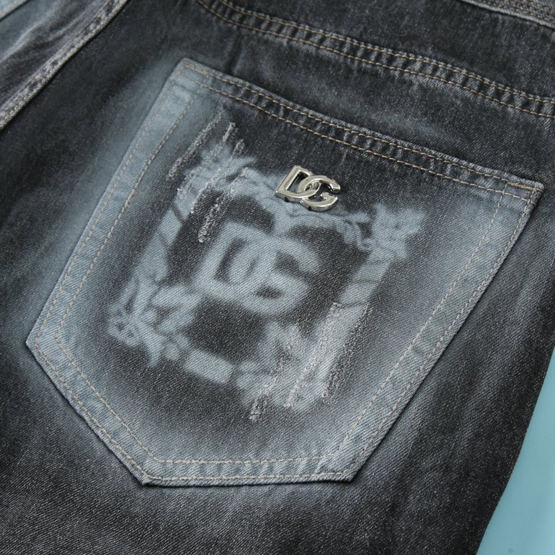 DG Family Introduces Luxury Men’s Jeans with Metal Decoration for Spring/Summer 2025 - 图片 6