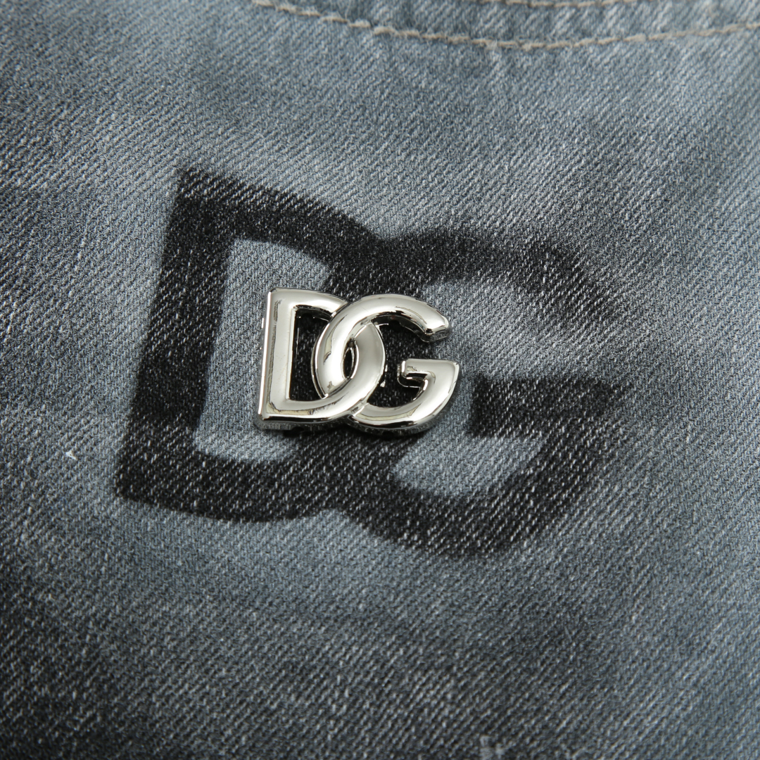 DG Family Introduces Luxury Men’s Jeans with Metal Decoration for Spring/Summer 2025 - 图片 8