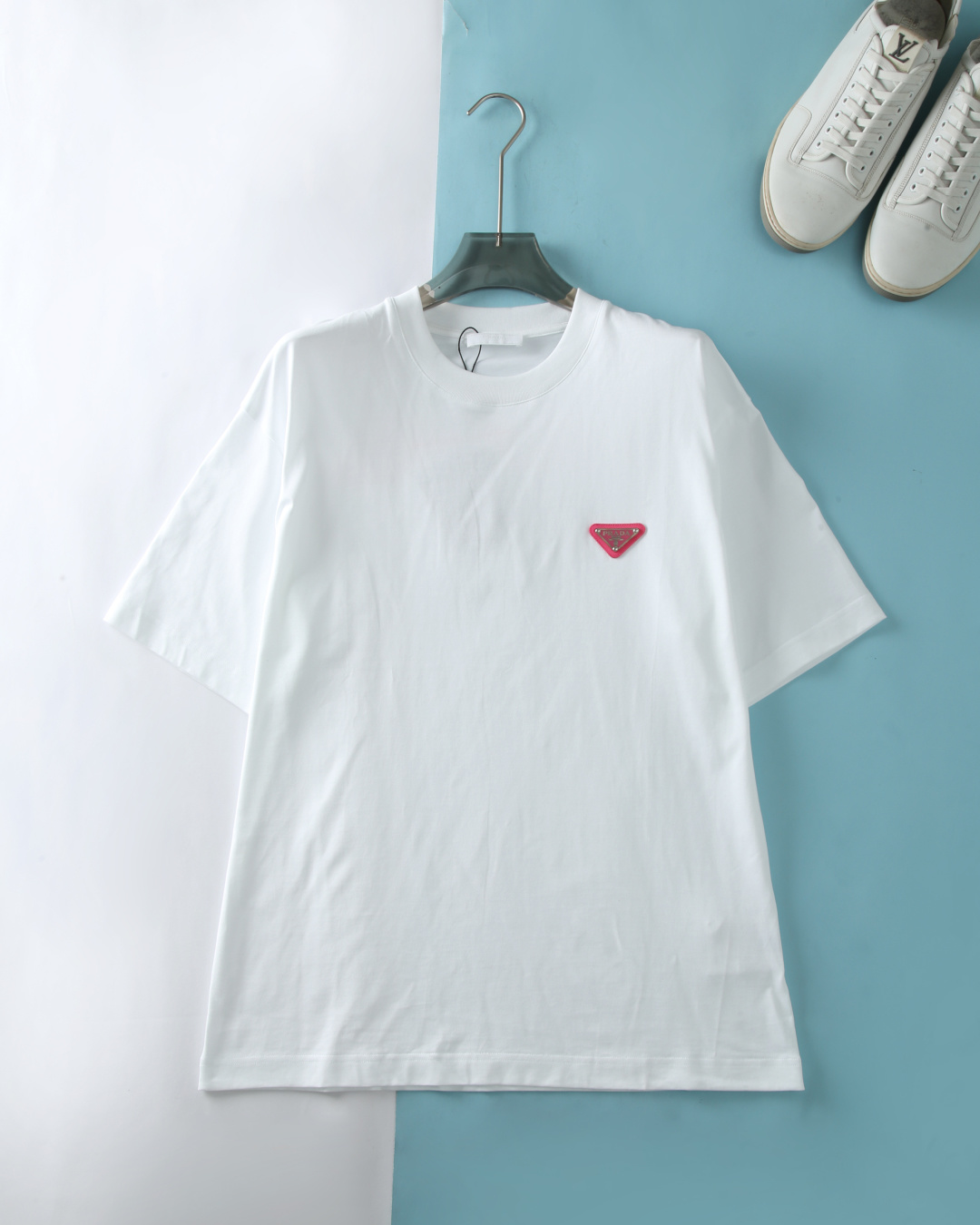 NO:413454,PA* pull 25SS spring and summer new mercerized cloud cotton round neck short Tee, men and women same style rose red triangle metal logo decorative loose casual short-sleeved T-shirt!  Trading companies have sparse channels and are released on the official website at the same time!  P home’s new embossed T-shirt, with its unique charm and excellent quality, has become the favorite of many fashion experts!  It can not only satisfy your pursuit of fashion, but also allow you to enjoy comfort while showing your unique personal charm!  The selected customers are made of mercerized cloud cotton. The touch is soft and smooth, and the upper body is crisp and three-dimensional, bringing a comfortable and stylish wearing experience, which is easy to control, becoming the focus of summer streets. The rose-red triangle logo on the front of the bust is exquisite and unique, echoing the rose-red three-dimensional letter offset printing design behind it, showing a fashionable attitude of coexisting luxury and simplicity. This design not only demonstrates the brand's ultimate pursuit of details, but also constantly seeks to reinterpret the basic design and new connotations. The casual and loose round neck design is in line with the current popular casual style, and can well modify the body shape and show a casual but stylish temperament!  Article number 1713-JK Size 48/M-56/3XL (loose version ~ can wear 230 catties at maximum) 48 Shoulder width 51 bust 106 garment length 70 sleeve length 23 50 Shoulder width 52 bust 110 garment length 71 sleeve length 24 52 Shoulder width 53 bust 114 garment length 72 sleeve length 24 54 Shoulder width 54 bust 118 garment length 73 sleeve length 25 56 Shoulder width 55 bust 122 garment length 74 sleeve length 25, T-shirt,tees,t-shirt,alexander wang19860909PA*拉 25SS春夏新款丝光云朵棉圆领短Tee,男女同款玫红色三角标金属徽标装饰宽松休闲短袖T恤衫！贸易公司渠道稀出,同步官网发售！P家新款浮雕T恤,以其独特的魅力和卓越的品质,成为了众多时尚达人心头的挚爱！它不仅能够满足你对时尚的追求,更能让你在享受舒适的同时,展现出独特的个人魅力！ 甄选客供丝光云朵棉材质打造,触感软糯爽滑,上身挺括立体,带来舒适且有型的穿着体验,轻松驾驭,成为夏日街头的焦点.衣身胸前玫红色三角标点缀,精致而独特,与背后玫红色立体字母胶印设计相呼应,展现出奢华与简约并存的时尚态度.这种设计不仅彰显了品牌对细节的极致追求,更不断寻求对基本设计的重新诠释与全新内涵.休闲宽松的圆领设计,符合当下流行的休闲风格,能够很好地修饰身形,展现出随性而不失格调的气质！货号1713-JK 尺码48/M-56/3XL（宽松版~最大可以穿230斤） 48 肩宽51胸围106衣长70袖长23 50 肩宽52胸围110衣长71袖长24 52 肩宽53胸围114衣长72袖长24 54 肩宽54胸围118衣长73袖长25 56 肩宽55胸围122衣长74袖长25,,T-shirt,tees，t-shirt,alexander wang,Men's clothing