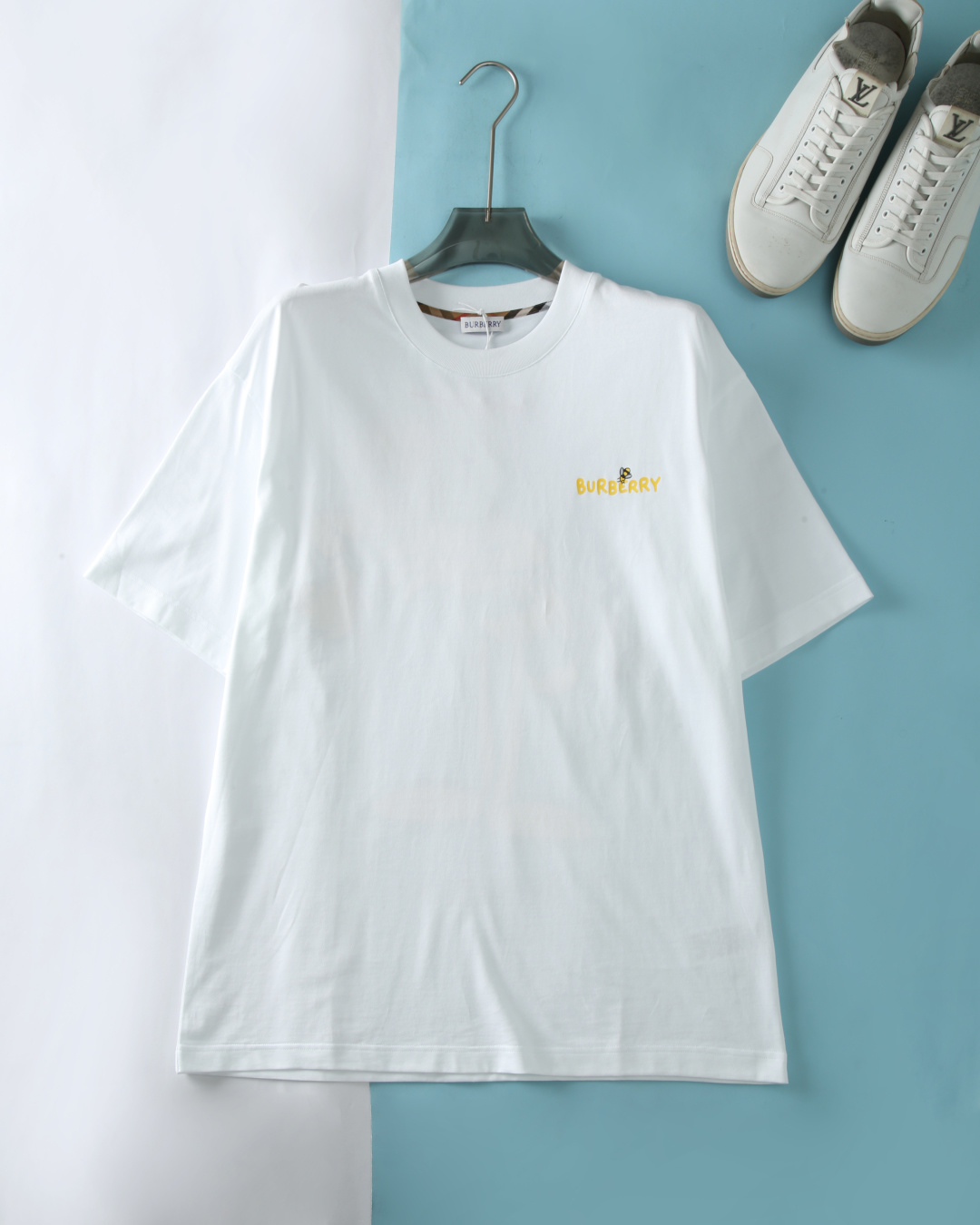 NO:413462,BBR Baxli 25SS spring and summer new mercerized cloud cotton round neck short Tee, men and women same bee pattern printed casual loose short-sleeved T-shirt!  Trading companies have sparse channels and GW is on sale at the same time!  Wearing this bee-patterned T-shirt, it seems like turning into an elf in nature, dancing with everything, enjoying freedom and comfort!  Custom-made mercerated cloud cotton cloth is used for custom-made not only soft and comfortable touch, but also excellent in breathability and hygroscopicity, ensuring that the wearer can enjoy refreshing and freedom even in the hot summer!  The design on the chest is particularly unique, with a row of yellow letters vividly appearing on the clothes. These letters are not only bright in color, but also in sharp contrast with the overall tone of the clothes!  The huge bee pattern decoration on the back all adopt advanced printing technology, making the pattern emerge from the plane, presenting a lifelike three-dimensional feeling!  The basic loose round neck style is not only suitable for all body shapes, but also can easily control different styles of dressing, but also ensures the cleverness and harmony of the clothes through the right tailoring and sewing process!  Whether worn alone or as an inner wear, it can show the wearer's fashion taste and unique temperament!  Black/white, two colors into it!  Article number 1752-JK Size 48/M-56/3XL (loose version ~ can wear 230 catties for maximum) 48 Shoulder width 51 bust 110 garment length 71 sleeve length 24 50 Shoulder width 52 bust 114 garment length 72 sleeve length 25 52 Shoulder width 53 bust 118 garment length 73 sleeve length 25 54 Shoulder width 54 Bust 122 garment length 74 sleeve length 26 56 Shoulder width 55 bust 126 garment length 75 sleeve length 26, T-shirt,tees,t-shirt,alexander wang19860909BBR 芭*力 25SS春夏新款丝光云朵棉圆领短Tee,男女同款蜜蜂图案印花休闲宽松短袖T恤衫！贸易公司渠道稀出,同步GW发售！穿上这件蜜蜂图案T恤,仿佛化身成为自然界中的一位精灵,与万物共舞,享受着自由与惬意！ 采用客供定制丝光云朵棉布,不仅触感柔软舒适,更在透气性与吸湿性上表现出色,确保了穿着者即使在炎炎夏日也能享受到清爽与自在！胸前的设计尤为别致,一排黄色的字母标识跃然衣上,这些字母不仅颜色鲜亮,与衣身的整体色调形成了鲜明的对比！后幅硕大的蜜蜂图案装饰,均采用了先进的印花工艺,使得图案从平面上跃然而出,呈现出一种栩栩如生的立体感！基础宽松圆领版型,不仅适合各种身材,能够轻松驾驭不同的穿搭风格,更通过恰到好处的剪裁与缝制工艺,确保了衣物的挺括与合体！无论是单穿还是作为内搭,都能展现出穿着者的时尚品味与独特气质！黑色/白色,两色入！货号1752-JK 尺码48/M-56/3XL（宽松版~最大可以穿230斤） 48 肩宽51胸围110衣长71袖长24 50 肩宽52胸围114衣长72袖长25 52 肩宽53胸围118衣长73袖长25 54 肩宽54胸围122衣长74袖长26 56 肩宽55胸围126衣长75袖长26,,T-shirt,tees，t-shirt,alexander wang,Men's clothing