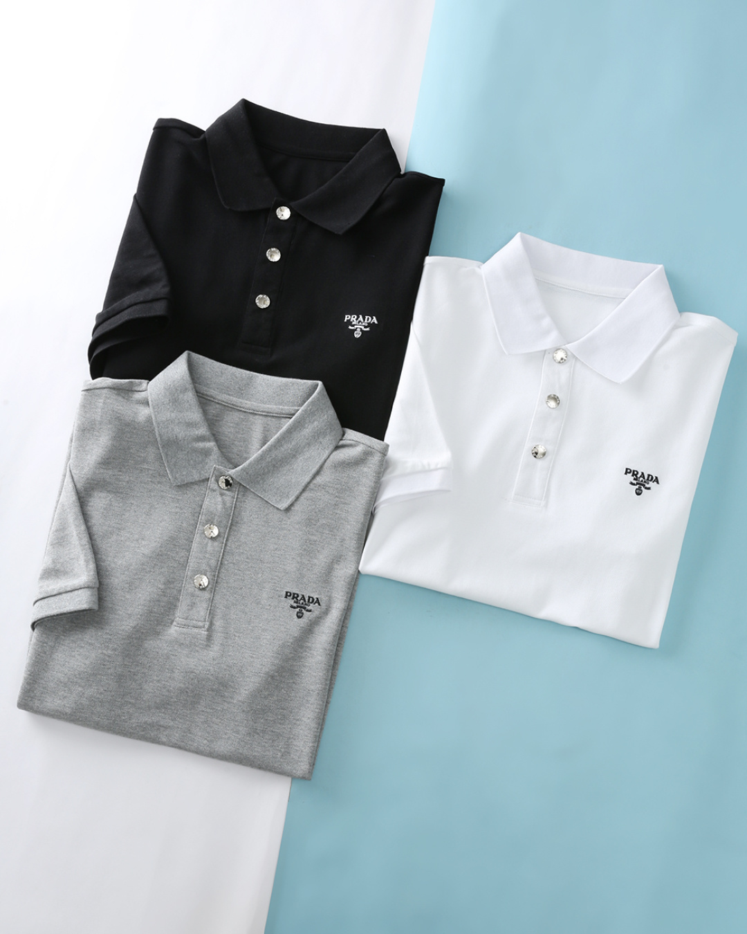 NO:458399,PA* Lap 25SS Summer New Mesh Floor Cotton Base Lapel Short Tee, Men's Classic Letter Logo Embroidery Business Casual Short Sleeve Polo Shirt!  Trading companies have sparse channels and GW is on sale at the same time!  P Home’s new Polo shirt is dedicated to its products. It cleverly integrates the brand’s classic elements with modern design, bringing the wearer a fashionable and comfortable wearing experience!  Selected customer-supplied bead flooring, custom-woven and dyed in Italian old workshops, luxurious special materials, merceration process, high gloss, delicate mesh structure, comfortable and breathable, and luxurious touch. The classic letter triangle embroidery on the chest demonstrates the brand's charm, the placket is customized with high-quality hardware closure, and the details are controlled in place, adding a nobility and luxury to this Polo shirt!  The basic straight-tube style cut makes it easy to control whether it is thin or fat!  This style not only modifies the body shape, but also shows a clean and neat sense of lines, allowing you to be confident in any occasion!  Article number D2410 Size 48/M-56/3XL 48 Shoulder width 43 bust 98 Clothes length 68 sleeves 21 50 Shoulder width 45 bust 102 Clothes length 69 sleeves 22 52 Shoulder width 47 bust 106 Clothes length 70 sleeves 23 54 Shoulder width 49 bust 110 Clothes length 71 sleeves 24 56 Shoulder width 51 bust 114 Clothes length 72 sleeves 25, T-shirt, alexander wang19860909PA*拉 25SS夏季新款网眼珠地棉布基础翻领短Tee,男士经典字母标识刺绣商务休闲短袖Polo衫！贸易公司渠道稀出,同步GW发售！P家全新Polo衫单品奉献,它巧妙地将品牌经典元素与现代设计融为一体,为穿着者带来既时尚又舒适的穿着体验！ 甄选客供珠地棉打造,意大利老牌工坊定织定染,奢华特殊材质,丝光工艺处理,光泽度高,网眼结构细腻,舒适透气,触感奢华.胸前的经典字母三角标刺绣彰显了品牌魅力,门襟定制优质五金闭合,细节把控到位,为这款Polo衫增添了一份高贵与奢华！基础直筒版型裁剪,这使得它不挑身材和体型,无论是偏瘦还是偏胖,都能轻松驾驭！这种版型不仅修饰身形,还能展现出干净利落的线条感,让你在任何场合都能自信满满！货号D2410 尺码48/M-56/3XL 48 肩宽43胸围98 衣长68袖长21 50 肩宽45胸围102衣长69袖长22 52 肩宽47胸围106衣长70袖长23 54 肩宽49胸围110衣长71袖长24 56 肩宽51胸围114衣长72袖长25,,T-shirt,alexander wang,Men's clothing