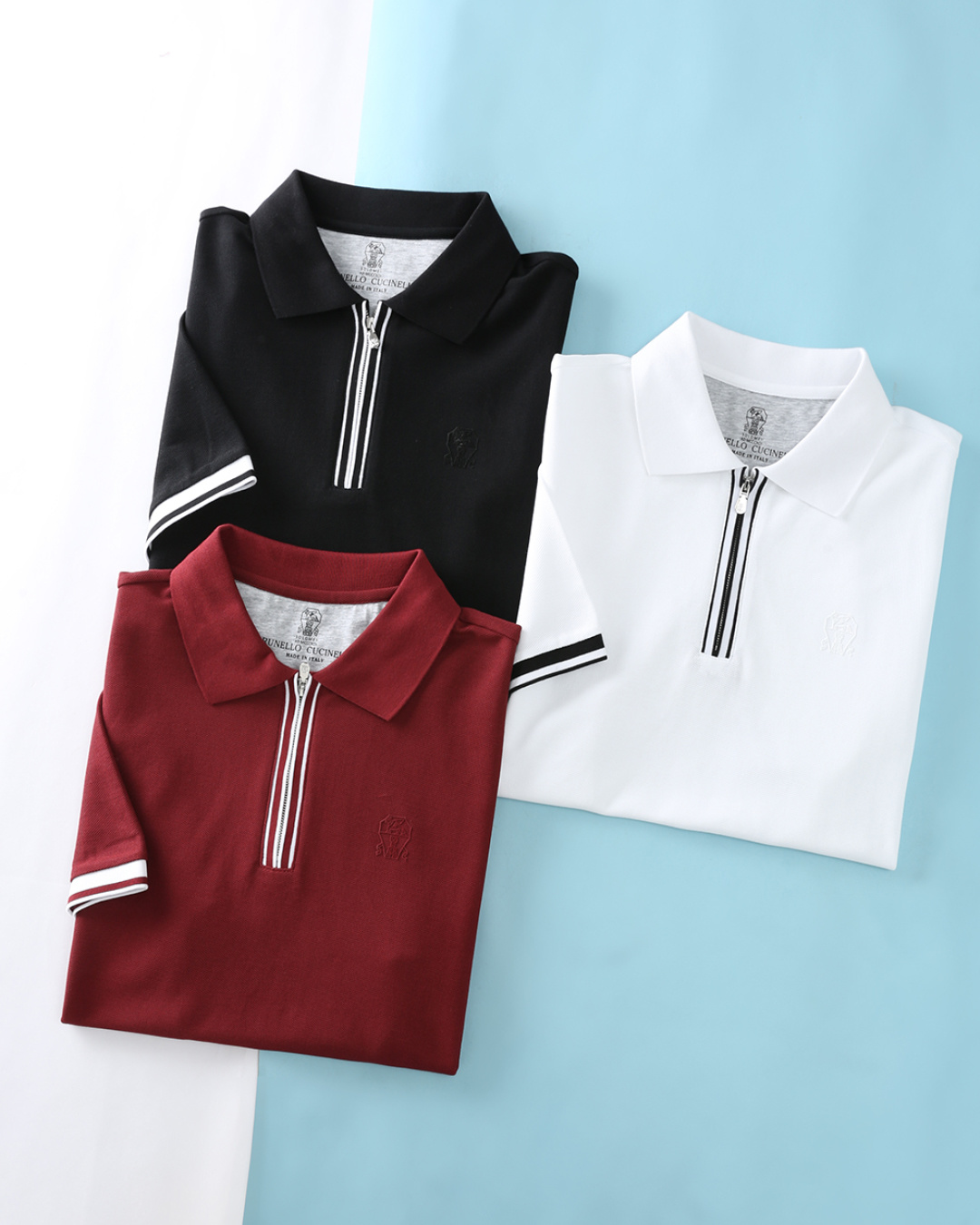 NO:458404,Brunello C 25SS summer new bead-floor knitted cotton lapel short Tee, classic totem silicone logo on men's chest semi-zippered business casual short-sleeved Polo shirt!  Trading companies have sparse channels and GW is on sale at the same time!  BC home classic basic solid color Polo shirt, with its unique charm, this clothing has become a must-have choice among many closets!  Custom-made knitted bead flooring cotton cloth is selected, which not only has a crisp texture, but also gives the clothes a good shape, but also has both breathable and moisture absorption properties!  The chest of the garment is decorated with classic totem offset printing, paired with letter offset printing on the sleeves and arms, and the tones are fresh and casual. The innovative tailoring and fabrics make the outfit look fresh, with a classic lapel and a semi-zippered placket, which is more modern. The placket is cleverly contrasted, and the overall visual impact is more distinct and not monotonous. The basic regular style cut is suitable for people of all body types, and can be easily controlled whether it is business occasions or casual time!  Paired with a pair of simple pants or fashionable jeans, you can show your personal charm and unique style!  Article number D2411 Size 48/M-56/3XL 48 Shoulder width 43 bust 100 Long 68 Sleeve length 21 50 Shoulder width 45 Bust 104 Long 69 Sleeve length 22 52 Shoulder width 47 Bust 108 Long 70 Sleeve length 23 54 Shoulder width 49 Bust 112 Long 71 Sleeve length 24 56 Shoulder width 51 Bust 116 Long 72 Sleeve length 25, brunello cucinelli,chanel,jeans,T-shirt,alexander wang19860909Brunello C 25SS夏季新款珠地针织棉布翻领短Tee,男士胸前经典图腾硅胶标识半拉链开襟商务休闲短袖Polo衫！贸易公司渠道稀出,同步GW发售！BC家经典款基础纯色Polo衫,这款衣物以其独特的魅力,成为了众多衣橱中的必备之选！ 选用客供定制针织珠地棉布,不仅质地挺括,赋予了衣物良好的版型,还兼具了透气与吸湿的性能！衣身胸前饰以经典图腾胶印,搭配袖臂处的字母胶印,色调清新休闲.创新剪裁和面料令穿搭焕然一新,设有经典翻领,结合半拉链门襟,更具现代感.门襟巧妙的做了撞色的处理,整体视觉冲击更加的鲜明不单调,基础常规版型裁剪,适合各种体型的人群穿着,无论是商务场合还是休闲时光,都能轻松驾驭！搭配上一条简约的裤子或是时尚的牛仔裤,都能展现出您的个人魅力和独特风格！货号D2411 尺码48/M-56/3XL 48 肩宽43胸围100衣长68袖长21 50 肩宽45胸围104衣长69袖长22 52 肩宽47胸围108衣长70袖长23 54 肩宽49胸围112衣长71袖长24 56 肩宽51胸围116衣长72袖长25,,brunello cucinelli,chanel,jeans,T-shirt,alexander wang,Men's clothing