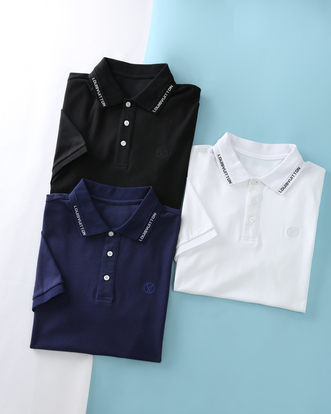 NO:458409,Lou…V Road*Deng 25SS summer new mesh floor cotton fashion lapel short Tee, classic letter logo embroidered business casual short-sleeved Polo shirt!  V Home's new seasonal Polo shirt has become a beautiful landscape in the fashion industry with its unique design concept and exquisite craftsmanship!  The selected customer provides bead floor cotton to create. The fabric has a very high gloss, the mesh structure is delicate and natural, and the comfort and breathability are perfect. The touch experience is extremely luxurious. The chest of the garment is decorated with classic circle embroidery logos, and the neckline edge letters are embellished. It is presented in exquisite embroidery form, full of youthfulness and vitality, which enhances the sense of fashion, making the shape more high-end and fashionable, showing a distinct fashion proposition. The details are all high-end, three-button opening and closing placket, exquisite shell buckle embellishment, basic fitting style cut, the upper body effect is capable and neat, and the shape is both versatile and practical. It is a Polo shirt with excellent wearability. Item number D2412 Size 48/M-56/3XL 48 Shoulder width 43 Bust 100 Long 69 Sleeve length 21 50 Shoulder width 45 Bust 104 Long 70 Sleeve length 22 52  Shoulder width 47 bust 108 clothes 71 sleeves 23 54 shoulder width 49 bust 112 clothes 72 sleeves 24 56 shoulder width 51 bust 116 clothes 73 sleeves 25, T-shirt, alexander wang19860909Lou…V 路*登 25SS夏季新款网眼珠地棉布时尚翻领短Tee,男士经典字母标识刺绣商务休闲短袖Polo衫！V家当季全新Polo衫,以其独特的设计理念和精湛的工艺,成为了时尚界中一道亮丽的风景线！ 甄选客供珠地棉打造,面料光泽度极高,网眼结构细腻自然,舒适性与透气性完美兼备,触感体验奢华至极.衣身胸前饰有经典圆圈刺绣标识,领口边缘字母点缀,以精美的刺绣体呈现,充满年轻态和活力感,提升了时尚感,让造型更具高级和时髦,展现出鲜明的时尚主张.细节之处尽显高级,三粒扣开合门襟,精致贝壳扣点缀,基础合身版型裁剪,上身效果干练利落,型格兼具,是一款百搭实穿性极好的Polo衫.货号D2412 尺码48/M-56/3XL 48 肩宽43胸围100衣长69袖长21 50 肩宽45胸围104衣长70袖长22 52 肩宽47胸围108衣长71袖长23 54 肩宽49胸围112衣长72袖长24 56 肩宽51胸围116衣长73袖长25,,T-shirt,alexander wang,Men's clothing