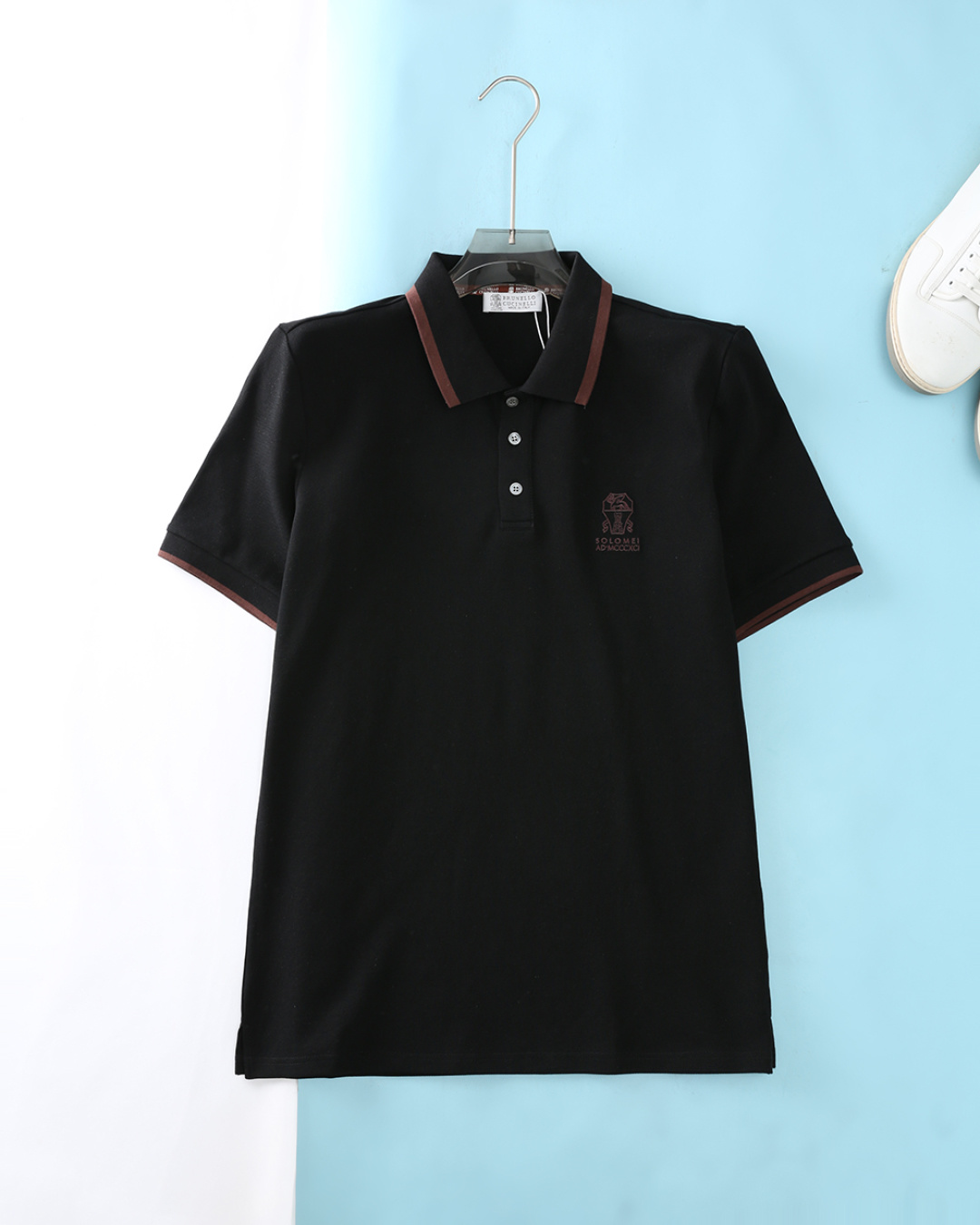 NO:486288,Brunello C 25SS summer new bead floor cotton lapel short Tee, classic embroidered logo basic simple solid color business casual short-sleeved Polo shirt!  Trading companies have sparse channels and GW is on sale at the same time!  BC home classic basic solid color Polo shirt, with its unique charm, this clothing has become a must-have choice among many closets!  Custom-made knitted beads are carefully crafted. The rows of textures ensure amazing comfort, breathability and moisture absorption. At the same time, they have good shape, natural drooping, and anti-wrinkle and difficult to pill. These are excellent reasons to buy. The classic brand LOGO logo embroidery on the chest is made of top-notch craftsmanship. The LOGO three-dimensional, clear and full, with extraordinary texture. The different color design of the lapel and the edges of the cuffs is handled very standard and delicately. The three-button opening and closing placket is paired with exquisite shell buckle embellishment, the basic fitting style is cut, the upper body effect is capable and neat, and the shape is both versatile and practical. It is a Polo shirt with excellent wearability!  Article number 1808-S Size 48/M-56/3XL 48 Shoulder width 43 bust 100 garment length 70 sleeve length 24 50 Shoulder width 45 bust 104 garment length 71 sleeve length 25 52 Shoulder width 47 bust 108 garment length 72 sleeve length 25 54 Shoulder width 49 bust 112 garment length 73 sleeve length 26 56 Shoulder width 51 bust 116 garment length 74 sleeve length 26, brunello cucinelli,chanel,T-shirt,alexander wang19860909Brunello C 25SS夏季新款珠地棉布翻领短Tee,男士胸前经典刺绣徽标基础简约纯色商务休闲短袖Polo衫！贸易公司渠道稀出,同步GW发售！BC家经典款基础纯色Polo衫,这款衣物以其独特的魅力,成为了众多衣橱中的必备之选！ 选用客供定制针织珠地,精心打造.鳞次栉比的肌理确保了惊人的舒适性、透气性和吸湿性,同时拥有良好的版型、自然的垂感,以及抗皱和不易起球的特质,这些都是入手的绝佳理由.胸前的经典品牌LOGO标识刺绣,采用顶级工艺打造,LOGO立体清晰饱满,质感非凡.翻领与袖口边缘的异色设计,每一个细节都处理得非常标准细腻.三粒扣开合门襟,搭配精致贝壳扣点缀,基础合身版型裁剪,上身效果干练利落,型格兼具,是一款百搭实穿性极好的Polo衫！货号1808-S 尺码48/M-56/3XL 48 肩宽43胸围100衣长70袖长24 50 肩宽45胸围104衣长71袖长25 52 肩宽47胸围108衣长72袖长25 54 肩宽49胸围112衣长73袖长26 56 肩宽51胸围116衣长74袖长26,,brunello cucinelli,chanel,T-shirt,alexander wang,Men's clothing