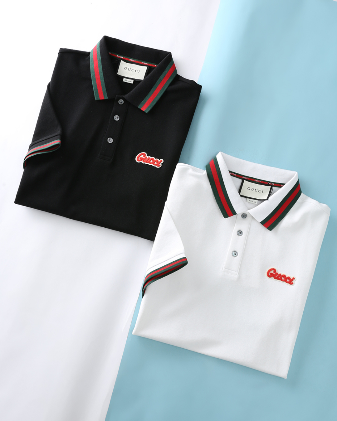 NO:486283,GuI ancient* 25SS summer new pearl mesh cotton green red green contrast lapel short Tee, men's chest towel embroidered badge decorate morning casual short-sleeved Polo shirt!  Trading companies have sparse channels and GW is on sale at the same time!  A clothing specially designed for you who value both quality and fashion. When worn, it seems to be between the prosperity of the city and the tranquility of nature. It not only retains the ability and neatness of the urban people, but also has a sense of casualness and freedom!  Its fabric is made of customized mesh flooring cotton cloth, which not only has soft and comfortable touch, but also has excellent breathability, but also reveals an extraordinary texture in the subtle areas!  The classic towel embroidered badge decoration on the chest, and the double G badges with interlocking sleeves and arms echo each other, not only highlights the unique charm of the brand, but also maintains the overall simplicity and high-end sense!  The neckline adopts a high-density colored green, red and green contrast ribbed lapel design. This design not only enhances the three-dimensionality of the clothes, but also forms a sharp contrast in color, adding a bit of fashion to the entire Polo shirt!  Whether worn alone or as an inner wear, your look will be more outstanding!  The style adopts a casual straight-tube design, which not only can well modify the body shape, making you look more upright and stylish, but also gives clothes extremely high wearing comfort!  Article number 1811-S Size 48/M-56/3XL 48 Shoulder width 43 bust 100 clothes 70 sleeves 24 50 Shoulder width 45 bust 104 clothes 71 sleeves 25 52 Shoulder width 47 bust 108 clothes 72 sleeves 25 54 Shoulder width 49 bust 112 clothes 73 sleeves 26 56 Shoulder width 51 bust 116 clothes 74 sleeves 26, T-shirt, alexander wang19860909GuI 古* 25SS夏季新款珠地网眼棉布绿红绿撞色翻领短Tee,男士胸前毛巾绣徽章装饰上午休闲短袖Polo衫！贸易公司渠道稀出,同步GW发售！一款专为追求品质与时尚并重的你精心打造的衣物,穿上它仿佛置身于都市的繁华与自然的宁静之间,既保留了都市人的干练与利落,又不失一份随性与洒脱！ 其面料采用客供定制网眼珠地棉布,不仅触感柔软舒适,透气性极佳,更在细微之处透露出不凡的质感！胸前经典毛巾绣徽章装饰,搭配袖臂互扣式双G徽章相呼应,既彰显了品牌的独特魅力,又保持了整体的简约高级感！而领口部分则是采用了高密度色织绿红绿撞色罗纹翻领设计,这一设计不仅提升了衣物的立体感,更在色彩上形成了鲜明的对比,为整件Polo衫增添了几分时尚感！无论是单穿还是作为内搭,都能让你的造型更加出彩！版型方面采用了休闲直筒的设计,不仅能够很好地修饰身形,让你看起来更加挺拔有型,还赋予了衣物极高的穿着舒适度！货号1811-S 尺码48/M-56/3XL 48 肩宽43胸围100衣长70袖长24 50 肩宽45胸围104衣长71袖长25 52 肩宽47胸围108衣长72袖长25 54 肩宽49胸围112衣长73袖长26 56 肩宽51胸围116衣长74袖长26,,T-shirt,alexander wang,Men's clothing